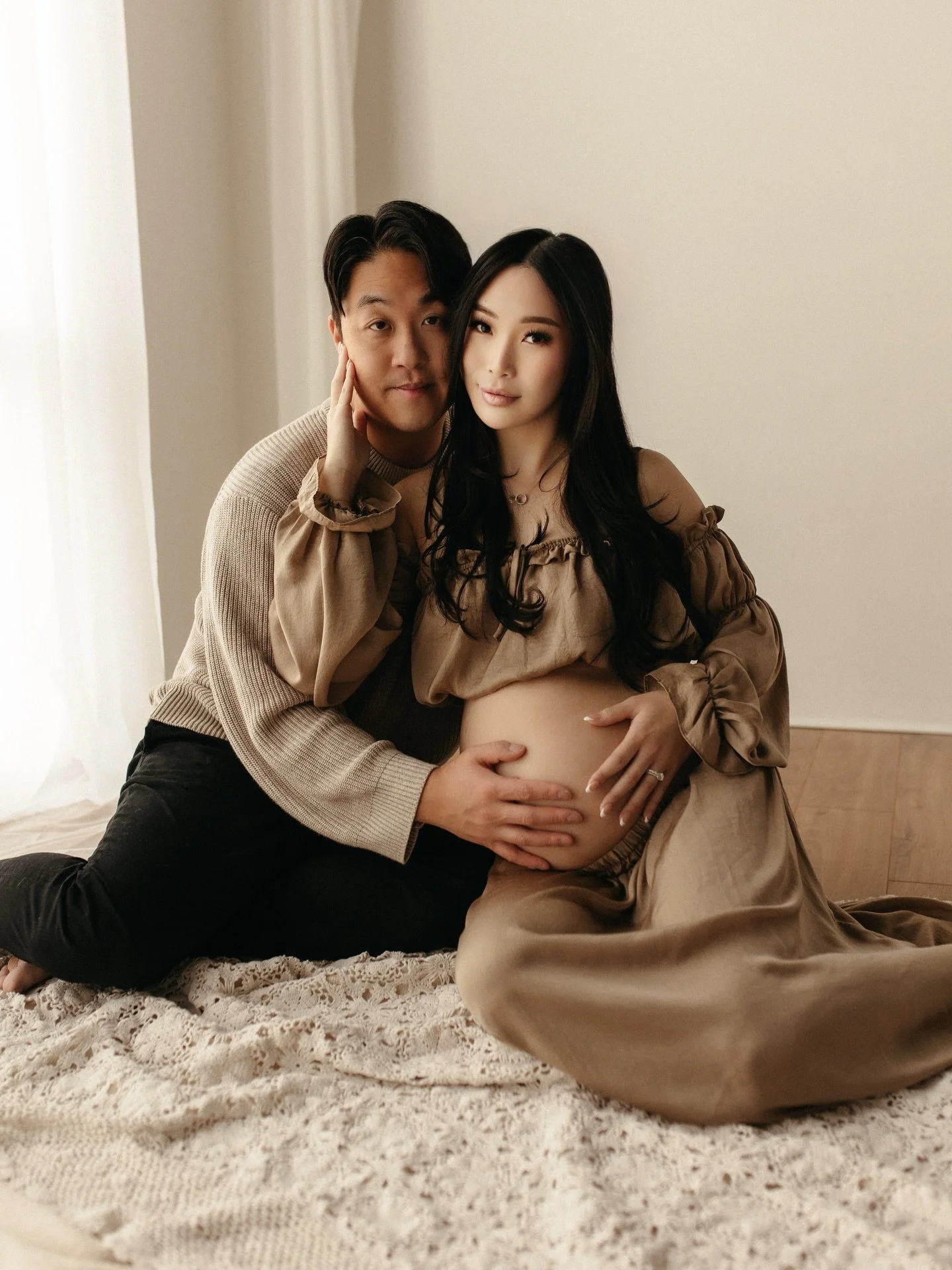 Not me spamming you with our maternity shoot 🤪
Truly obsessed with how it turned out. Thank you, Lisa, for capturing these precious moments of us&mdash;and I&rsquo;m in love with all the wardrobe sets 🤎🌾🪽✨

Photography: @ellerphotography 
HMUA: @