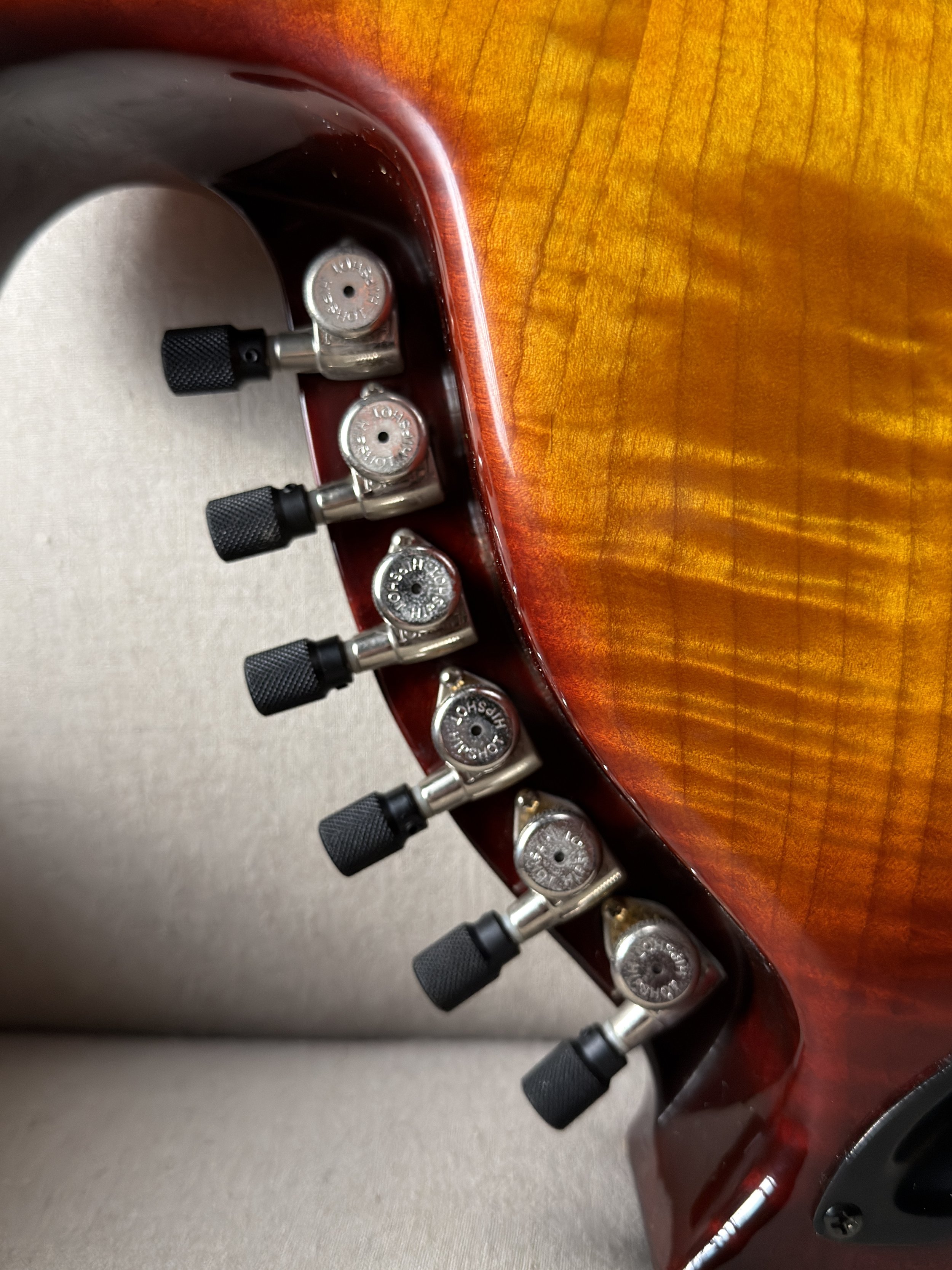 Koll RE Archtop showing tuners