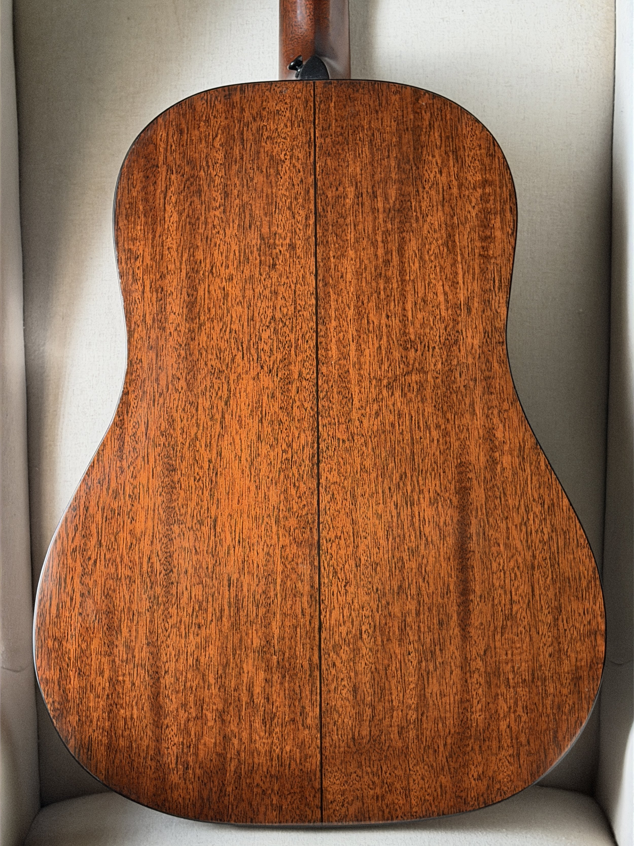 Lynn Dudenbostel guitar showing mahogany back
