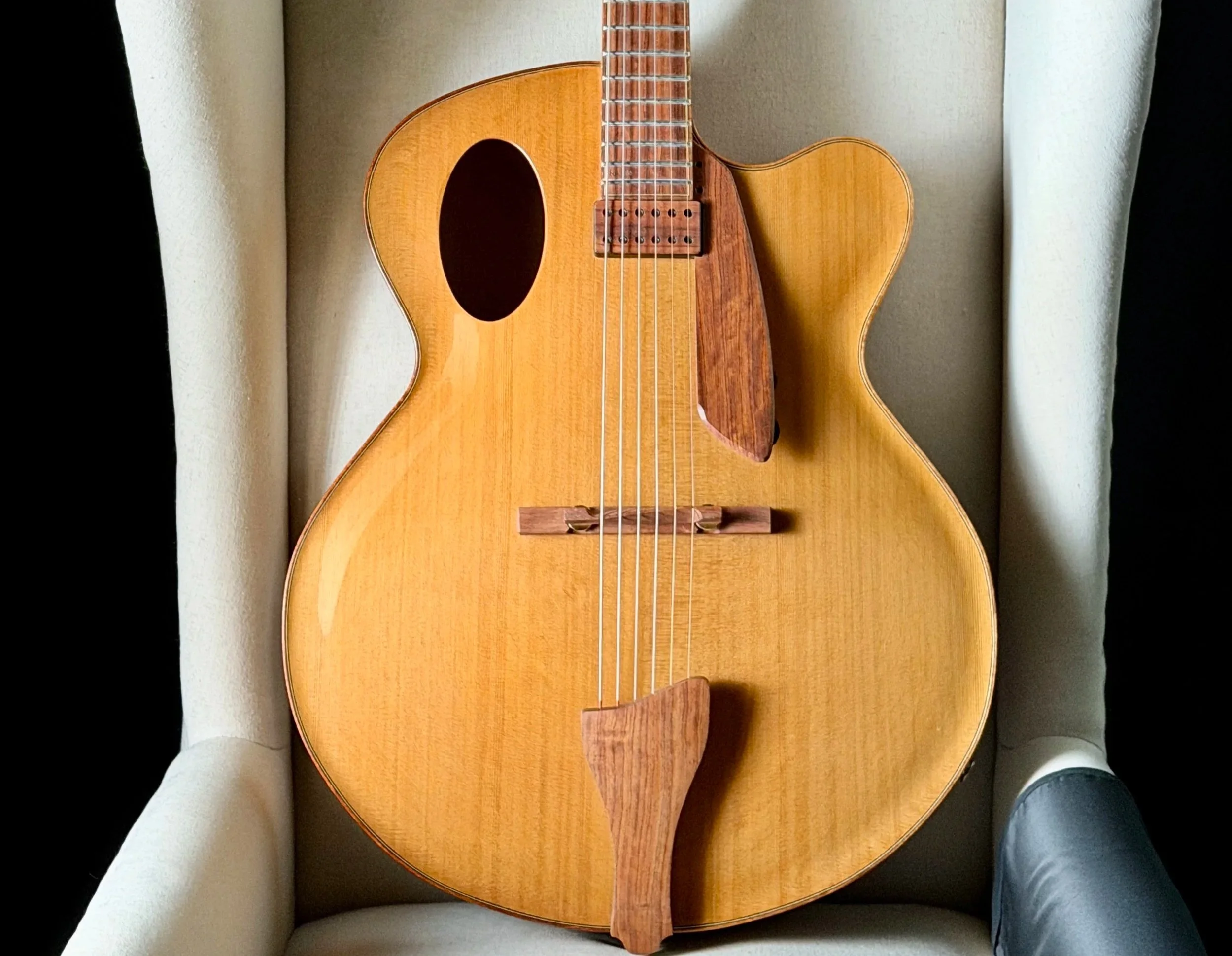 Victor Baker Archtop 17" Oval