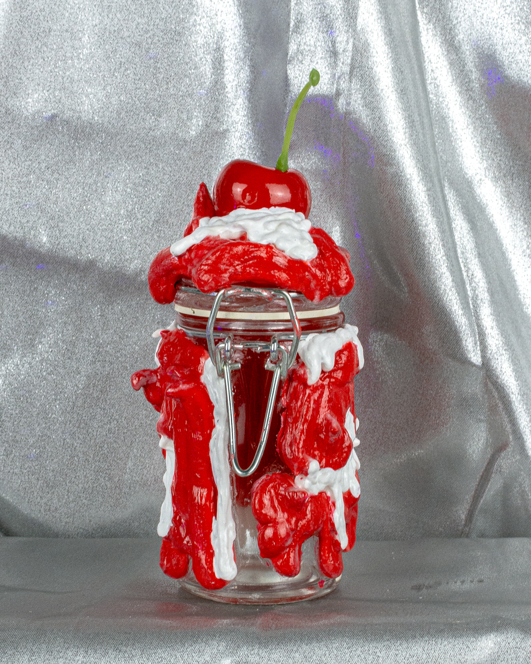 red-white-jar-01.png