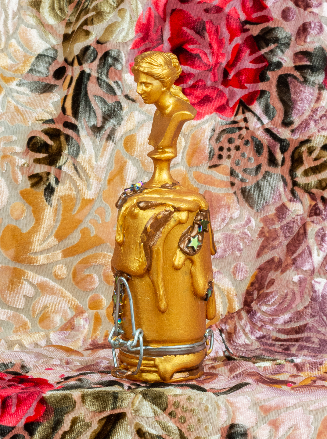 gold-statue-jar-02.png