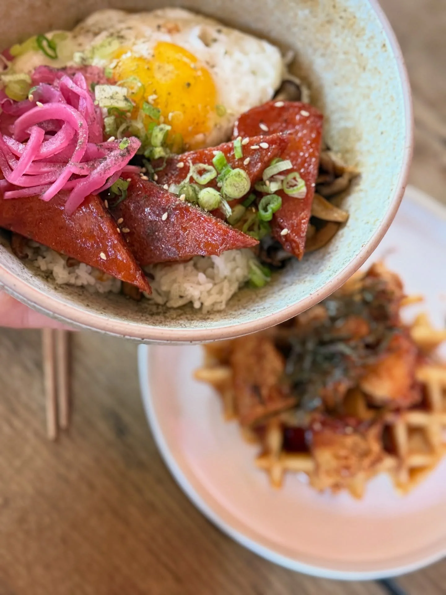 This weekend, we&rsquo;re thinking of all the reasons we&rsquo;d like to hang with our chosen family&mdash;
🎶🪕🍯The Honey Dewdrops are back from 8-10pm&mdash;grab dinner, stay for music and dessert.

🍳🥓BRUNCH. No further explanation needed. 
 ⚽️ 