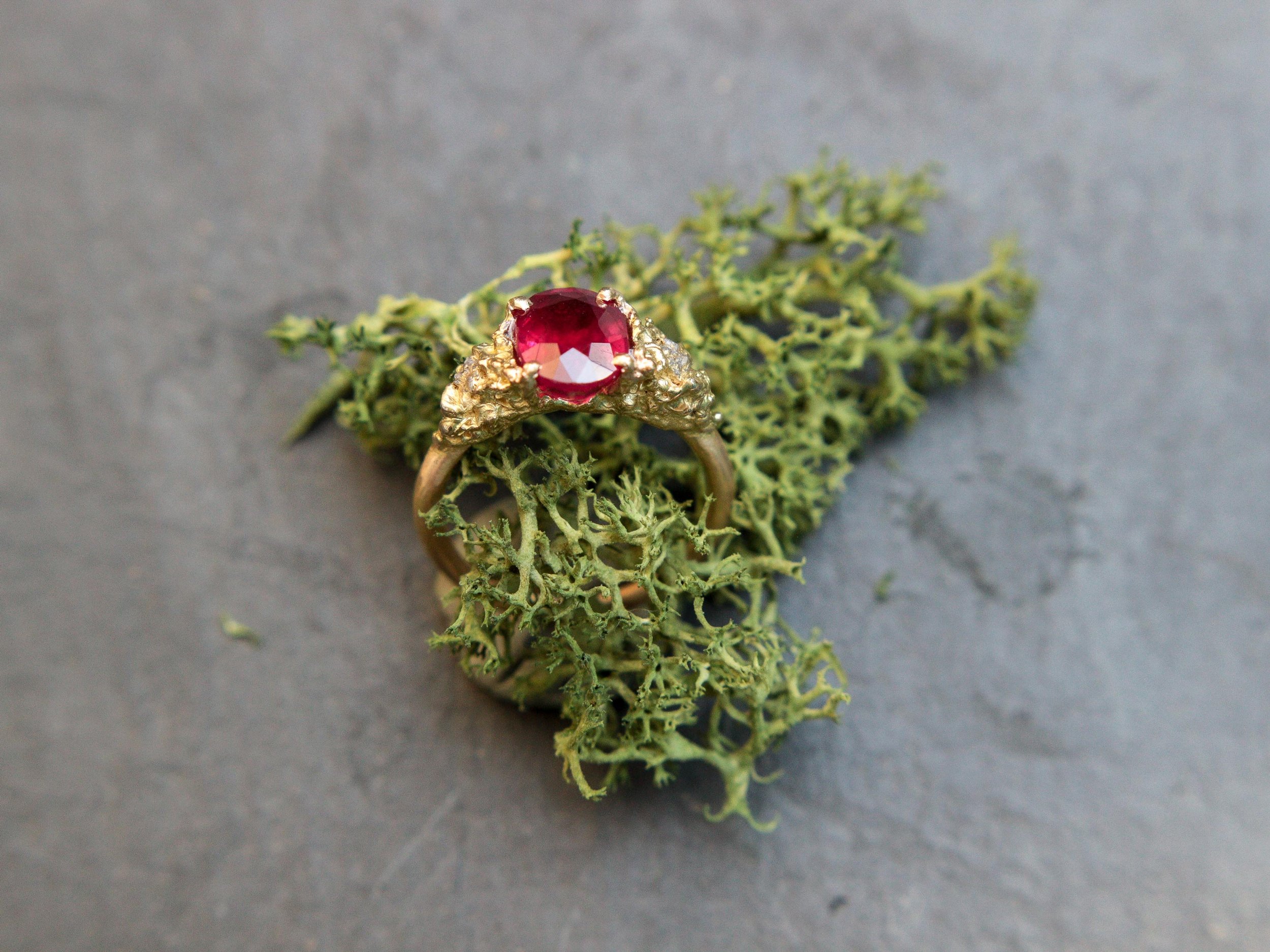 oragnic_textured_gold_engagement_ring_ruby_rough_diamond_2.jpg