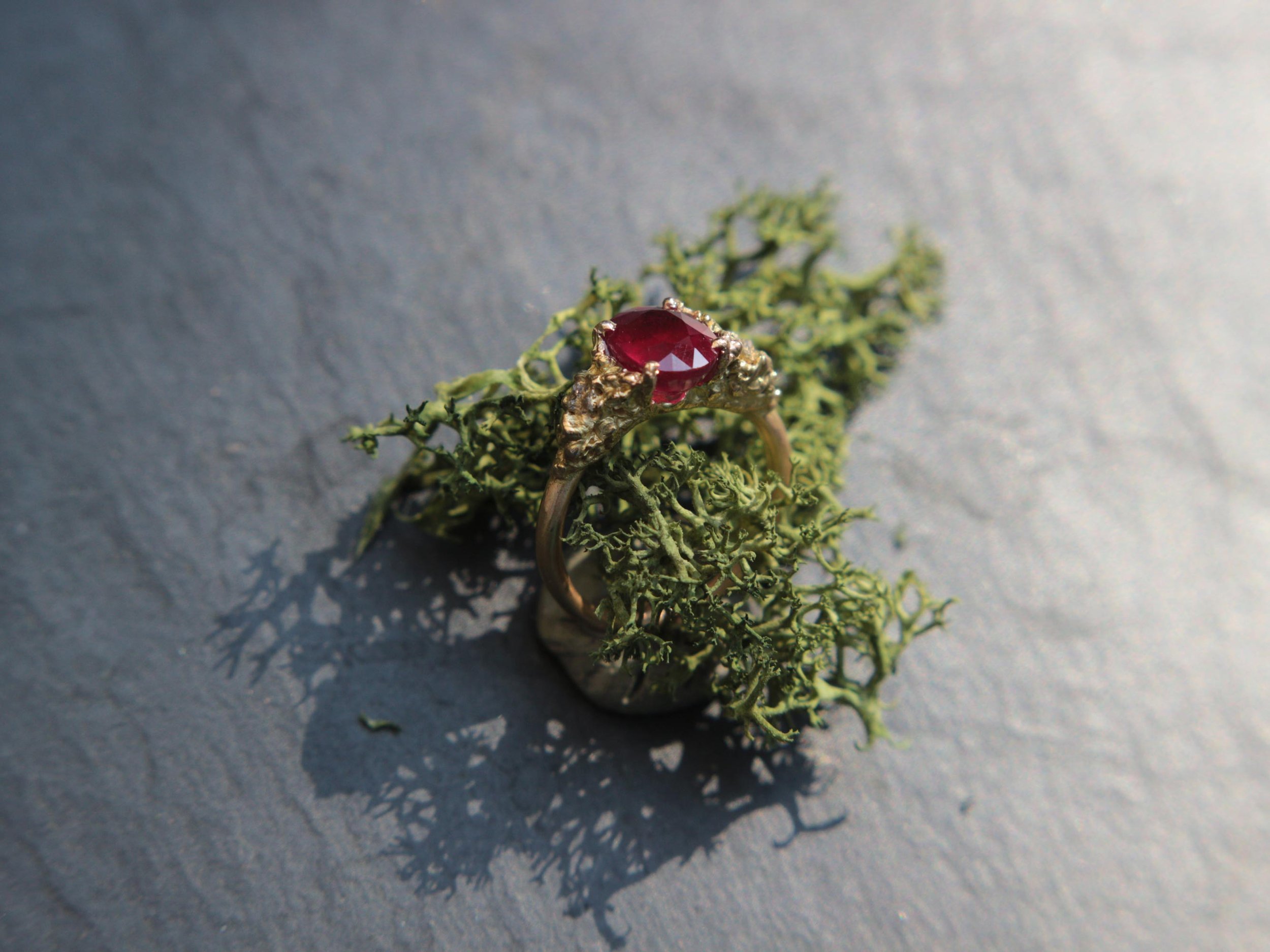oragnic_textured_gold_engagement_ring_ruby_rough_diamond_3.jpg