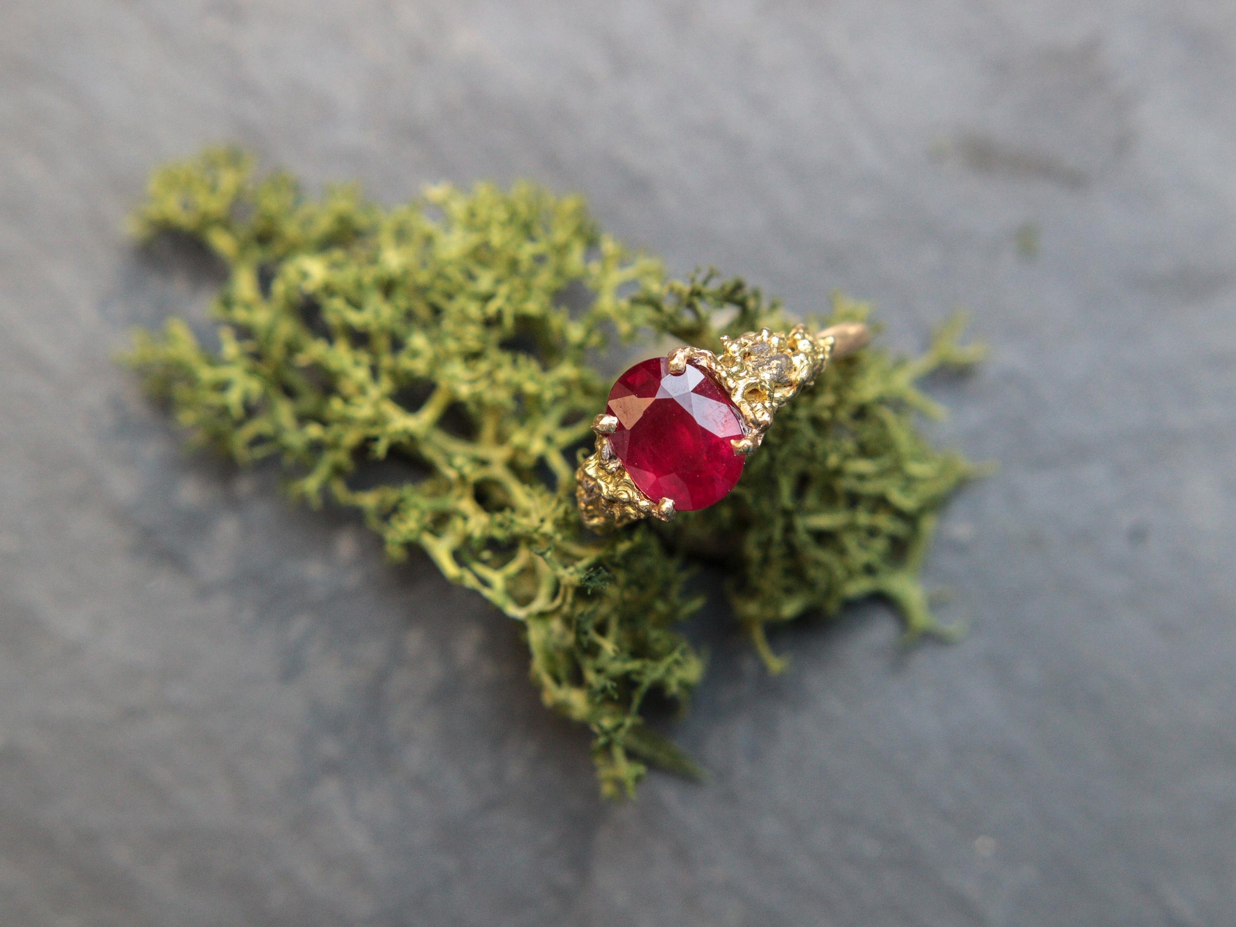 oragnic_textured_gold_engagement_ring_ruby_rough_diamond_5.jpg