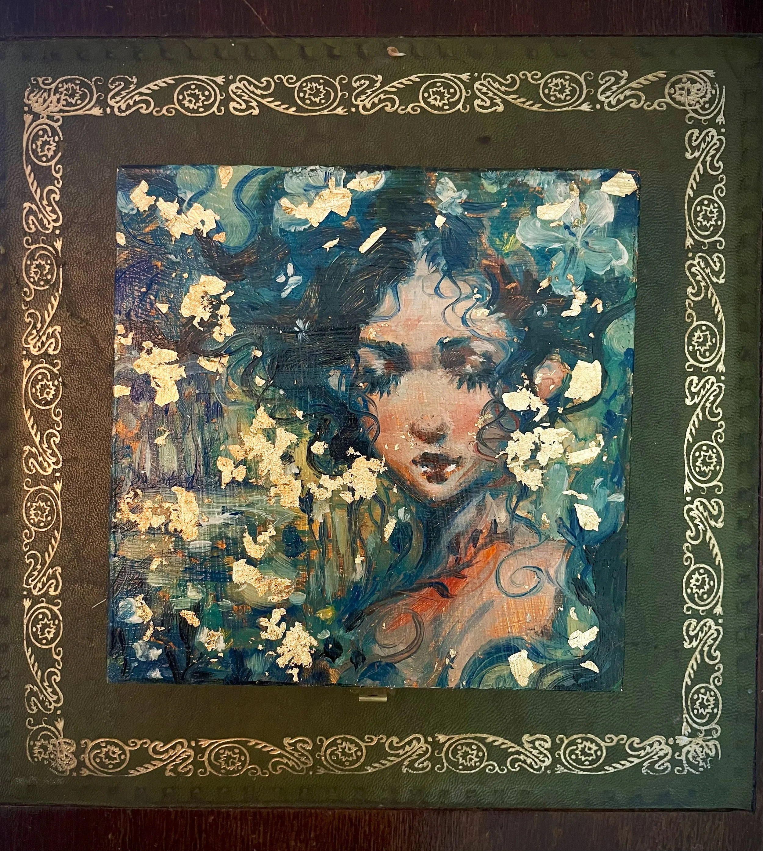 The box of treasures. This is an oil painted a wooden box! On the inside is another painting :)
She is availbe for 239€
Here I wanted to offer usable art! You can use it however you like, maybe add yewels inside or some trinkets?
I wanted the paint
