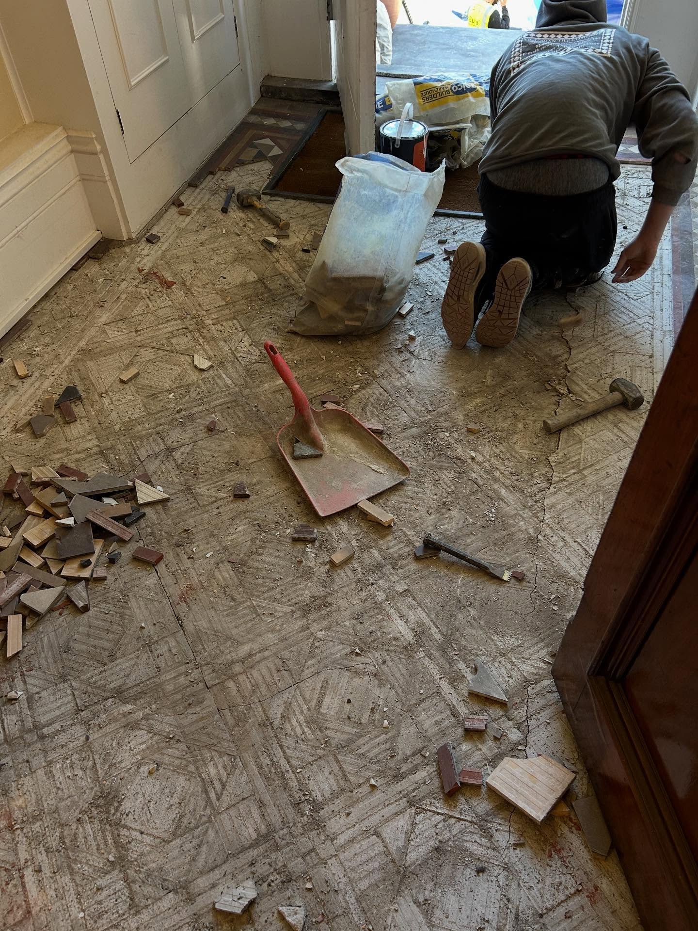 A huge restoration project on a beautiful house in Hampstead, NW3
#hampstead #victorianrestoration #victoriantiling #victorianmansion #tiles