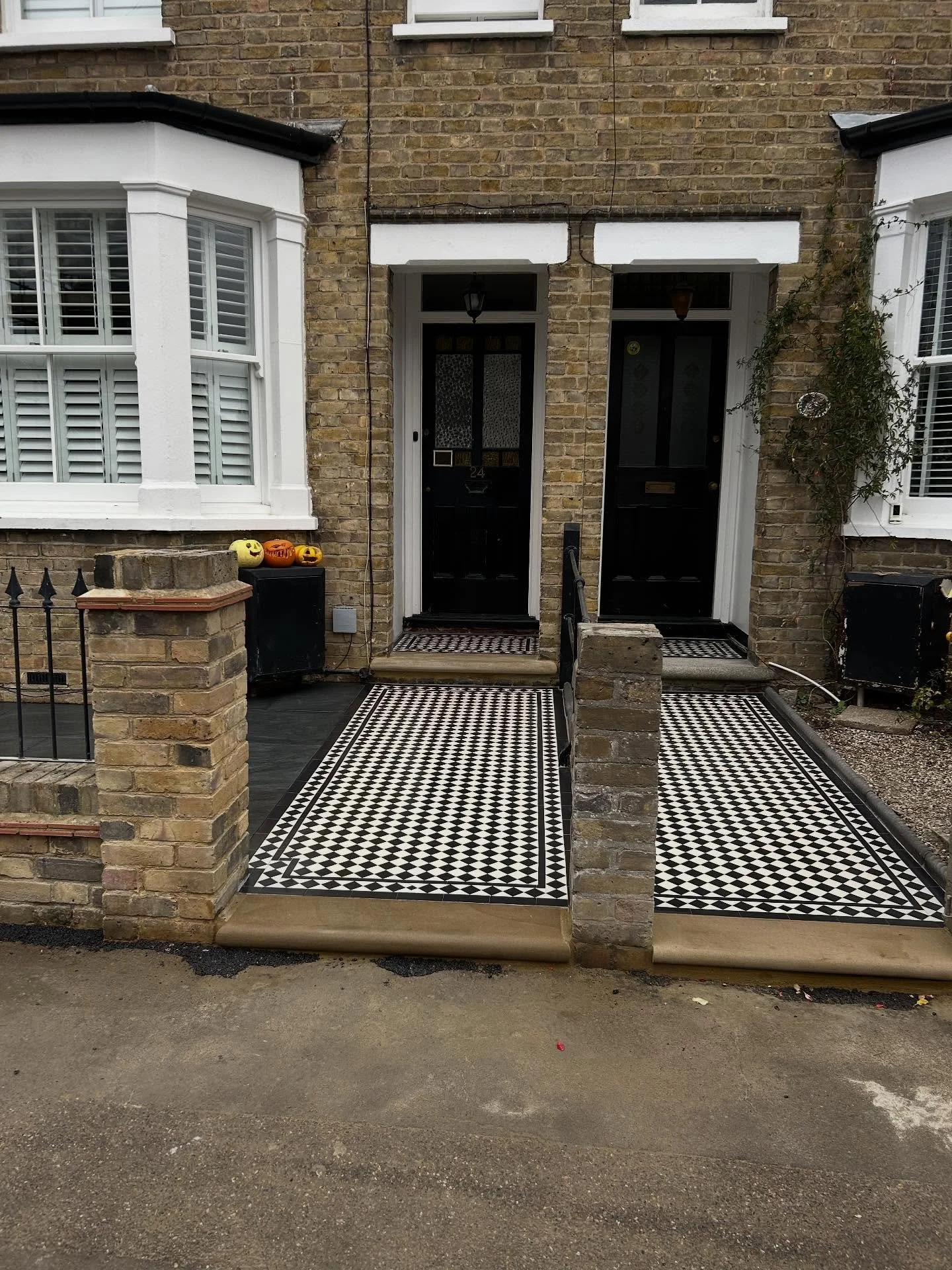 A pair of beautiful paths with some porcelain paving to one of the front gardens. 50mm black and white with classic border #chelmsford #essex #victoriantiles #victoriantiling #porcelain #porcelaintiles