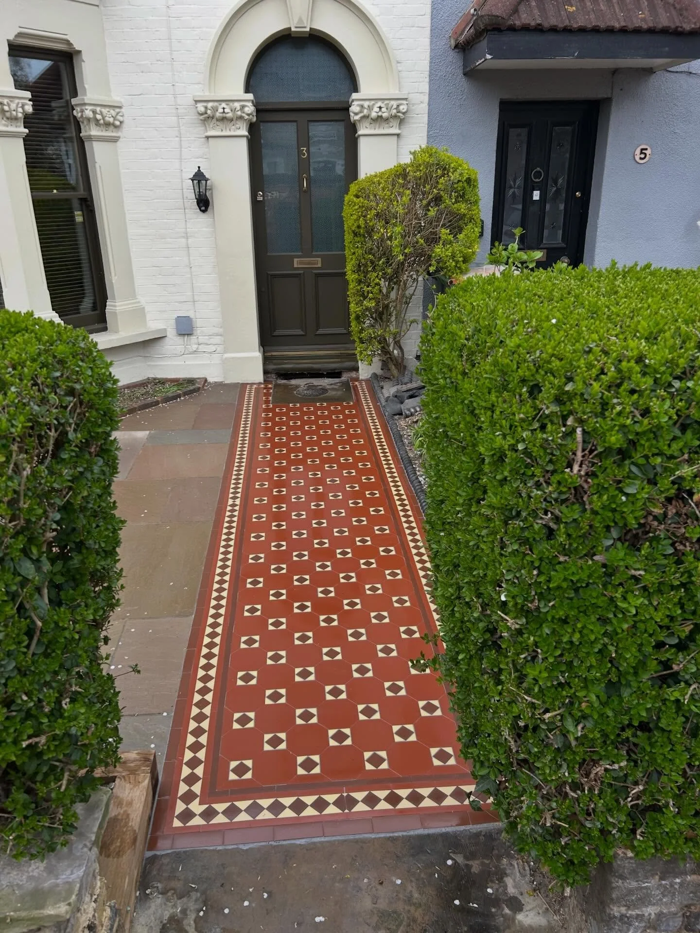 Arundel design with double strip classic border #manorpark #victorianpath #victoriantiles #victoriantiling tiles supplied by @originalfeaturesuk