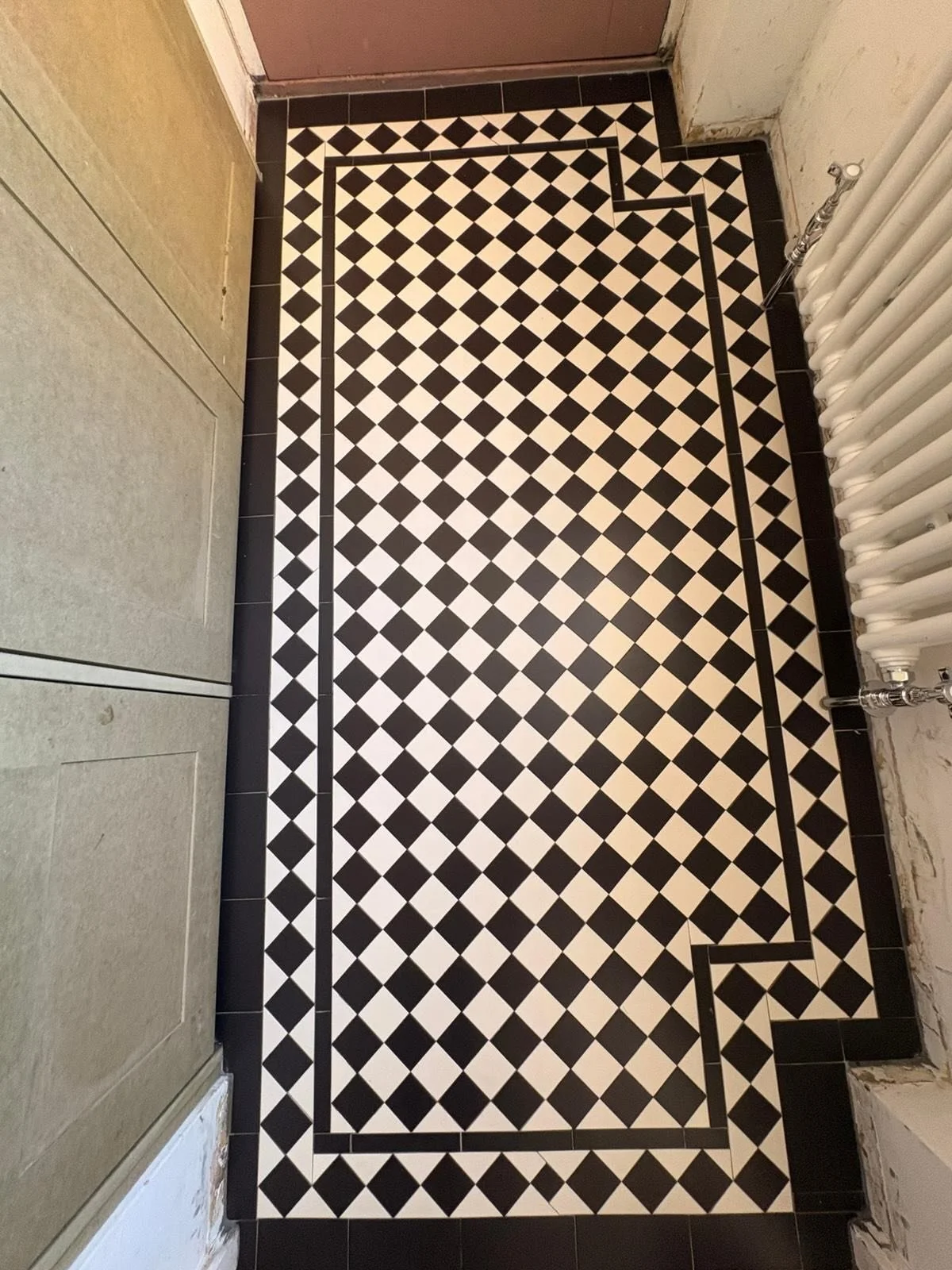 53mm black and white tiles with Kingsley border. Tiles supplied by @originalstyleuk  #victoriantiles #tiles #victorianterrace