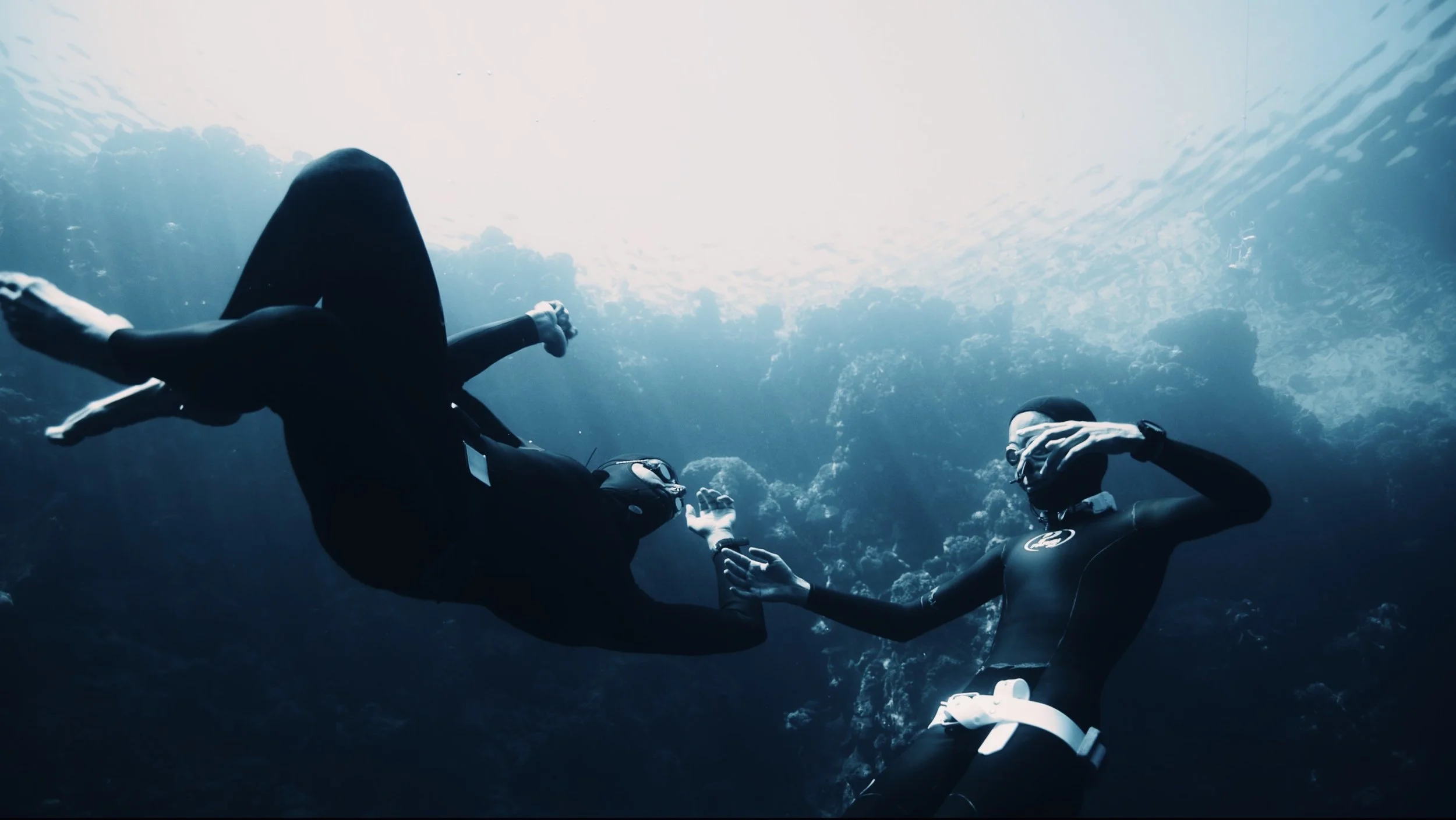 Flowing in Blue Hole