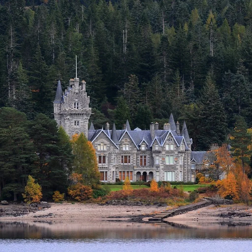 NEW PODCAST EPISODE | HIGHLAND RETREATS WITH MARY MIERS
The shooting lodges of the Scottish Highlands have beguiled and entranced people from all walks of life for generations. But beyond the romantic facade - the magnificent architecture and breatht