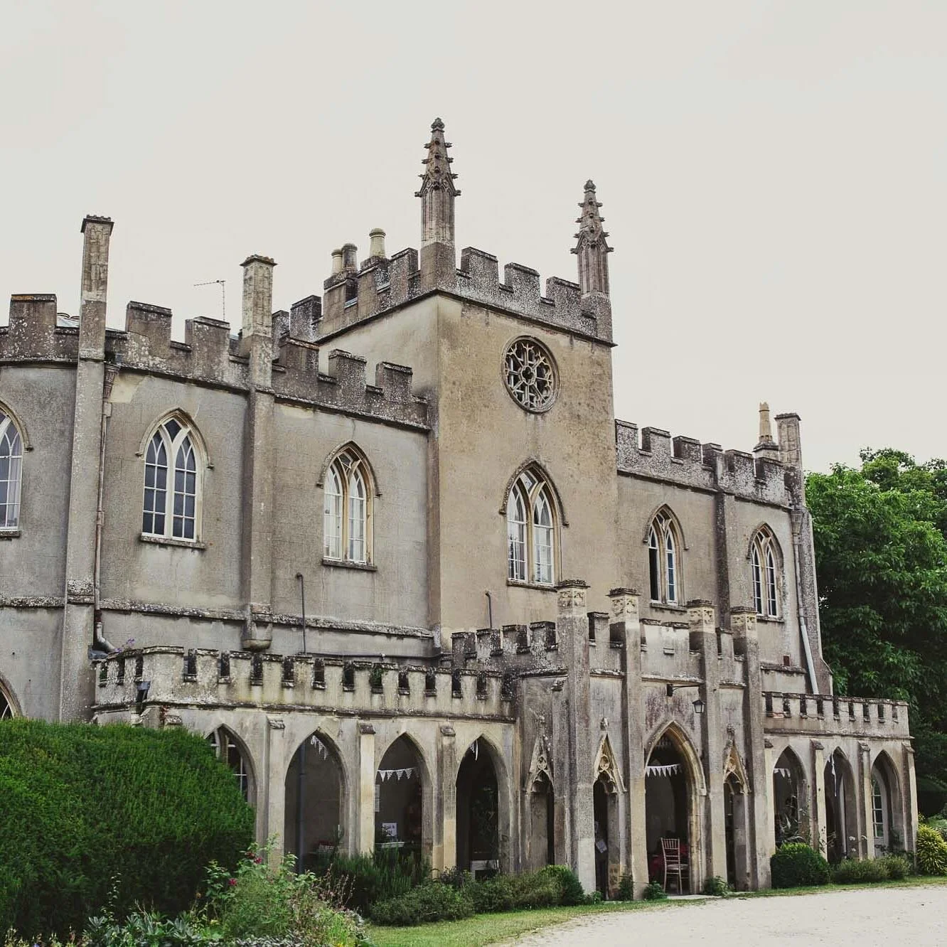 BRAZIERS PARK | IPSDEN, OXFORDSHIRE
In our recent podcast episode on the life and country houses of James Bond creator Ian Fleming, we focus primarily on his Jamaican retreat, &lsquo;Goldeneye.&rsquo;

But several English country houses also played a
