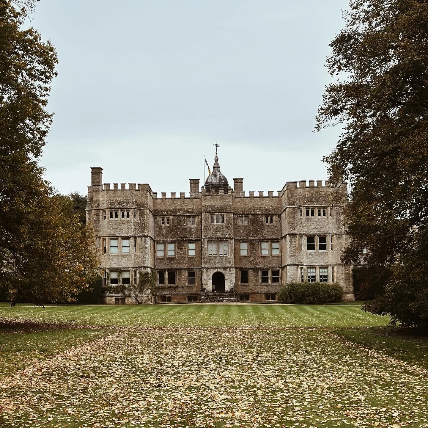 ROUSHAM | OXFORDSHIRE | PT I
Where architecture and history whisper in stone.

An autumn excursion to one of the most fabled country houses and gardens in England. Rousham House in Oxfordshire is famed for its gardens - the birthplace of the English 
