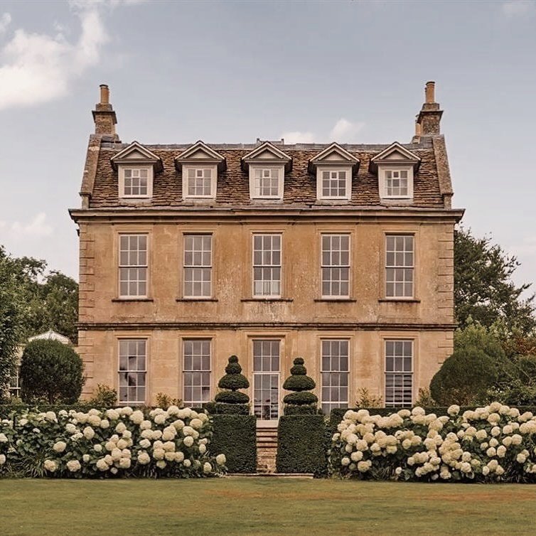 BATHEASTON HOUSE | SOMERSET

Simultaneously grand and manageable, Batheaston House near Bath was built in 1712 when classical proportions, perfect symmetry and long sash windows were the height of fashion. Very much a gentleman&rsquo;s residence.

#c