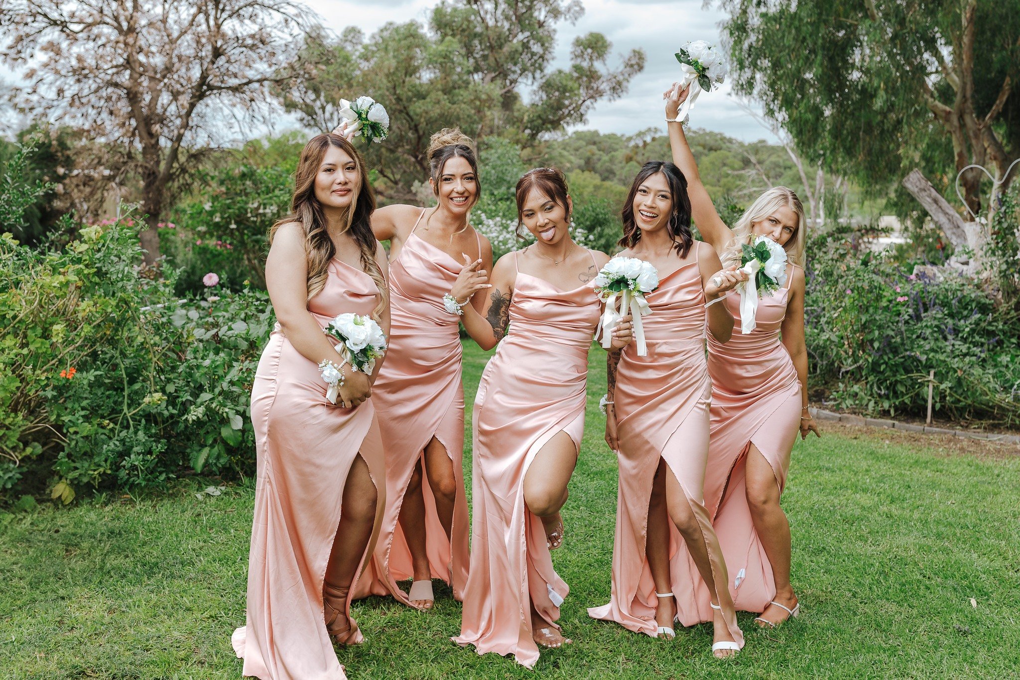 Can we talk about how my bride had the ultimate hype squad?! These ladies brought the laughs, the dance moves and allll the good vibes!! 💃💄
If you’ve got a hype squad like this, I want to photograph them! Let’s capture your crew being