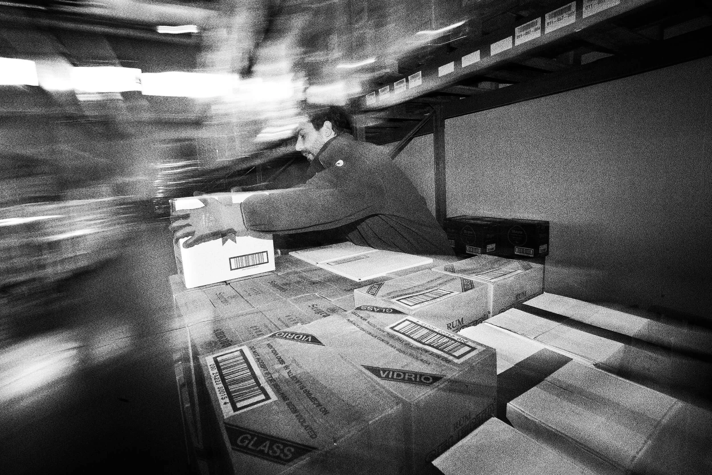 Dynamic logistics in monochrome series by Mikel Muruzabal advertising photographer in Madrid Barcelona Pamplona Spain07.jpg