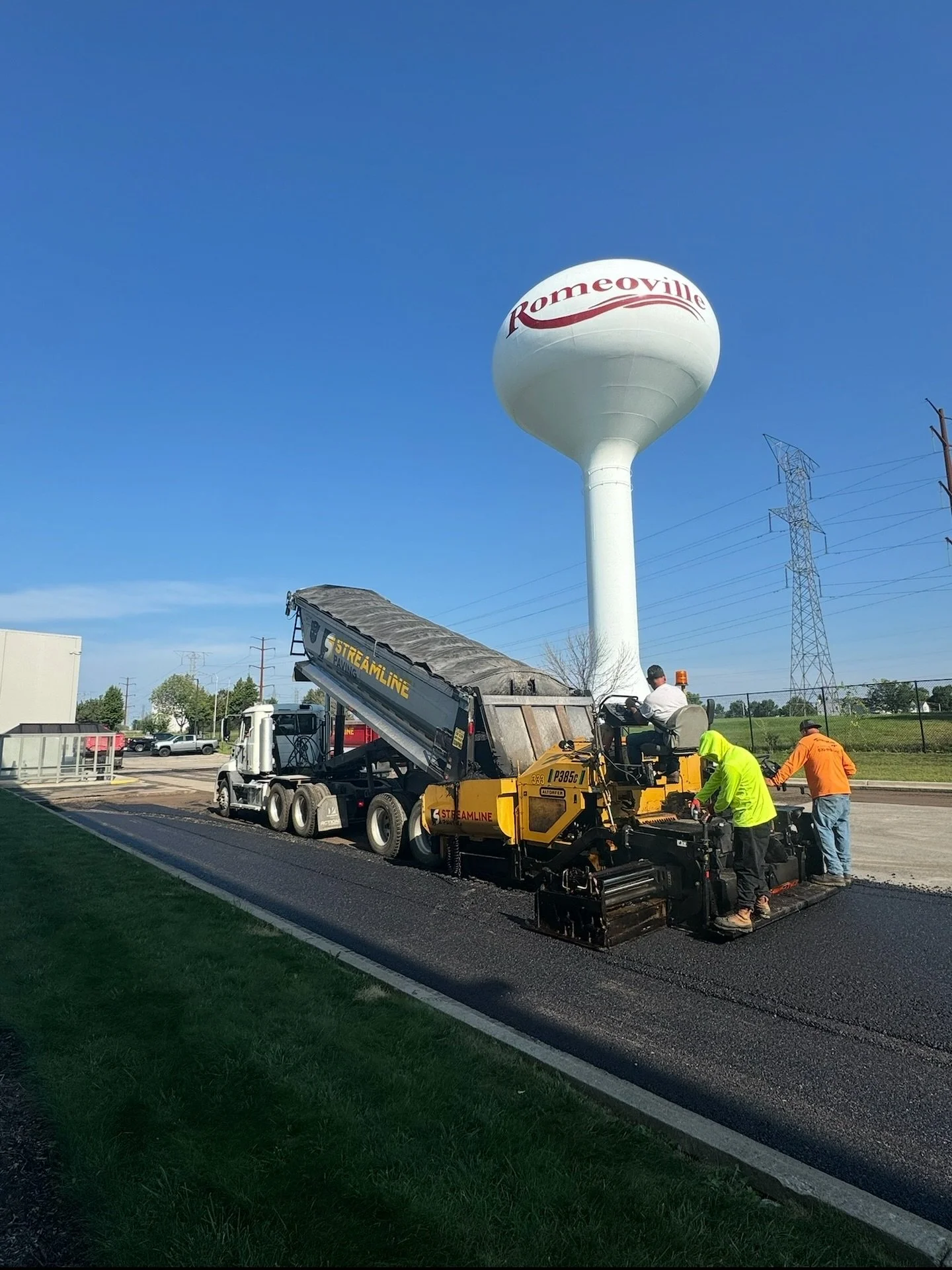 It&rsquo;s a beautiful day for some paving ☀️

📍 Romeoville, IL

#streamlinepaving #asphalt #asphaltpaving #ilpaving #ilconstruction #qualityconstruction #romeoville #chicagosuburbs #familybusiness
