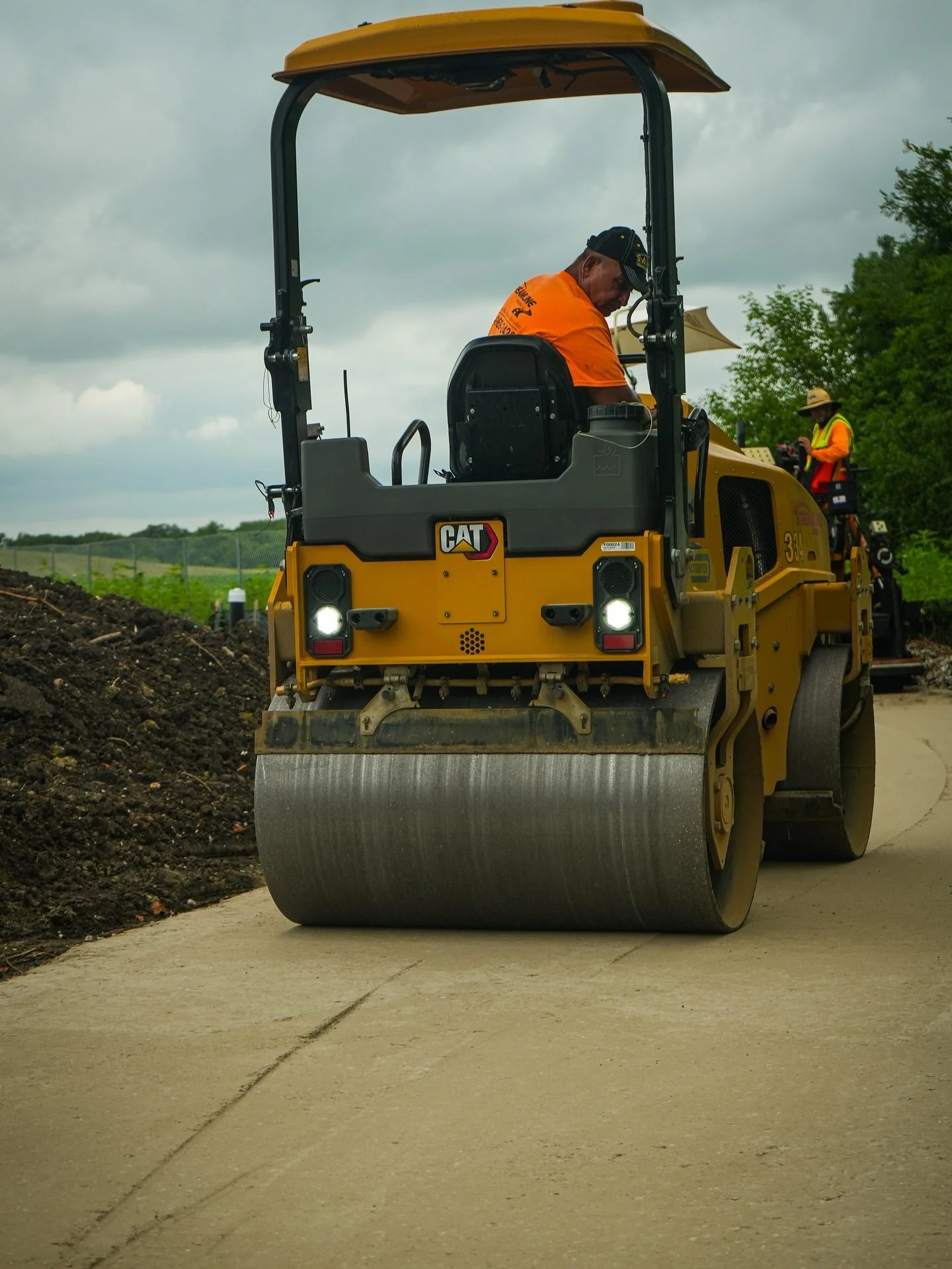 Smooth rides start here 🚧

#streamlinepaving #asphaltpaving #ilpaving #qualityconstruction #paving #familybusiness #illinoisconstruction #asphalt #bikepath #chicagosuburbs