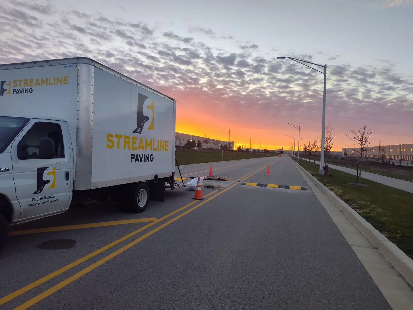 Chasing daylight to get the job done right 💪🏼

#streamlinepaving #paving #asphaltpaving #chicago #qualityconstruction #familybusiness
