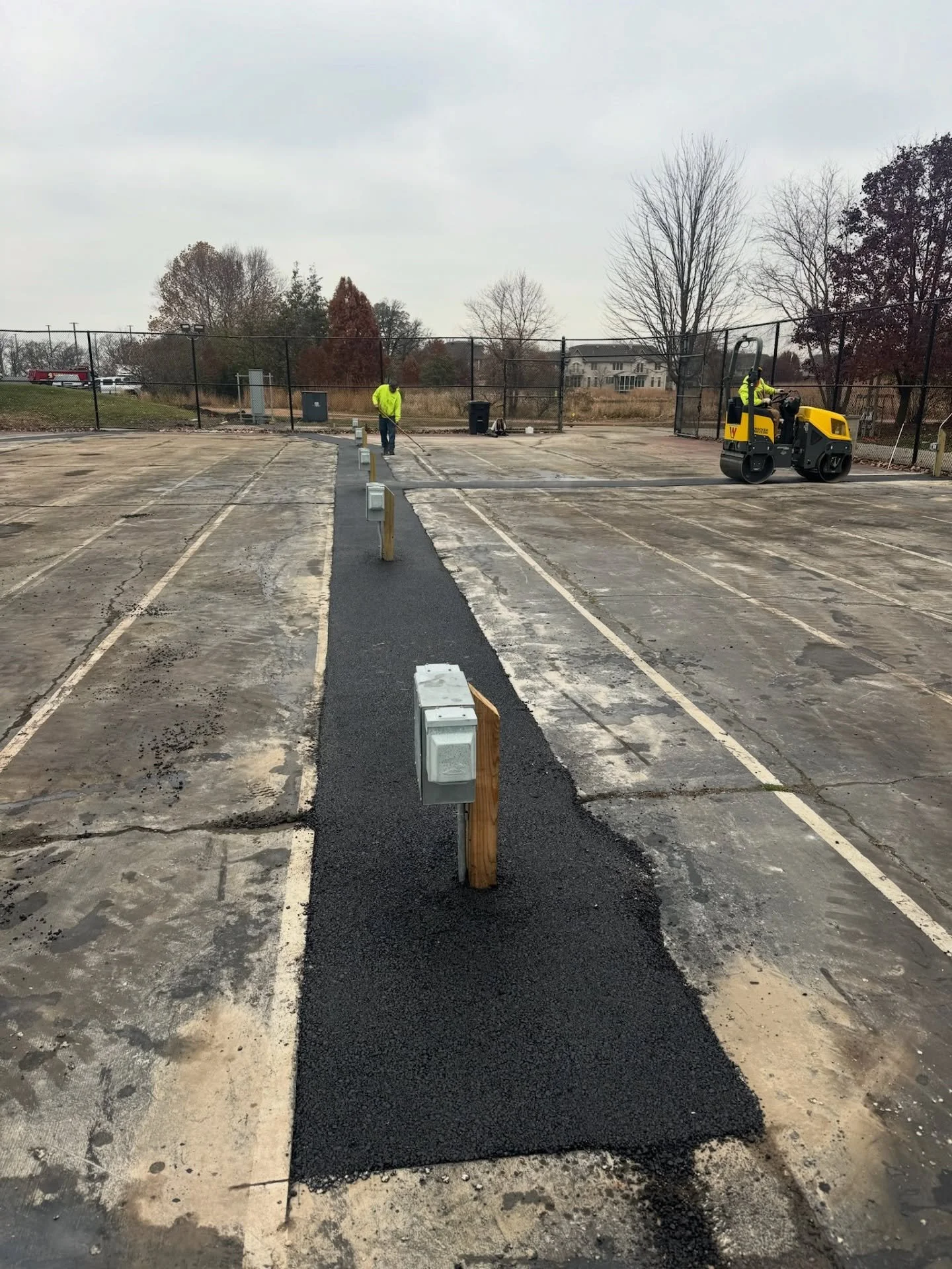 A clean pave for a clean charge 🔌

Our team completed trench paving at a golf course in Oakbrook to support new electric lines for modern cart chargers ⛳️ Swipe to see the before!