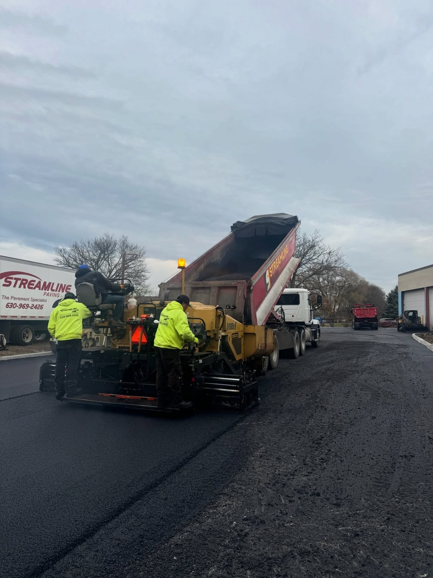 Cold mornings, hot asphalt, steady results 💪🏼

#streamlinepaving #ILpaving #illinoispaving #illinoisconstruction #chicagoconstruction