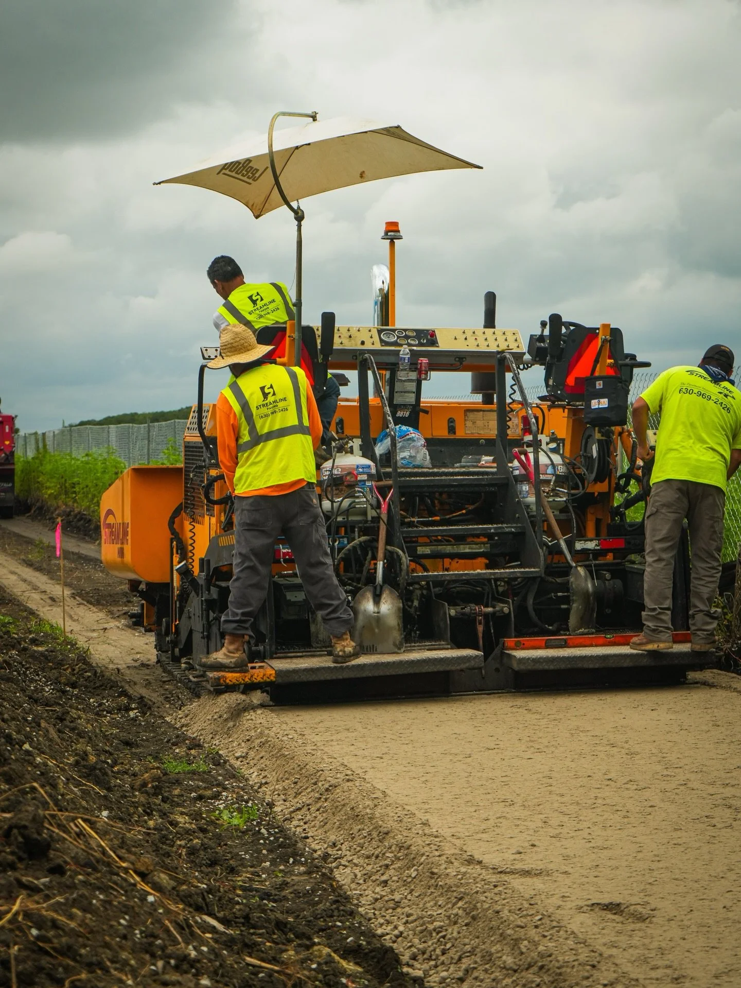 The real reason our projects run smoothly? The crew behind the equipment.

Experienced. Efficient. Detail-focused. Every job we complete reflects the pride they take in their work 💪🏽

📸: @filmedbygrant 

#streamlinepaving #ourteam #streamlineteam 