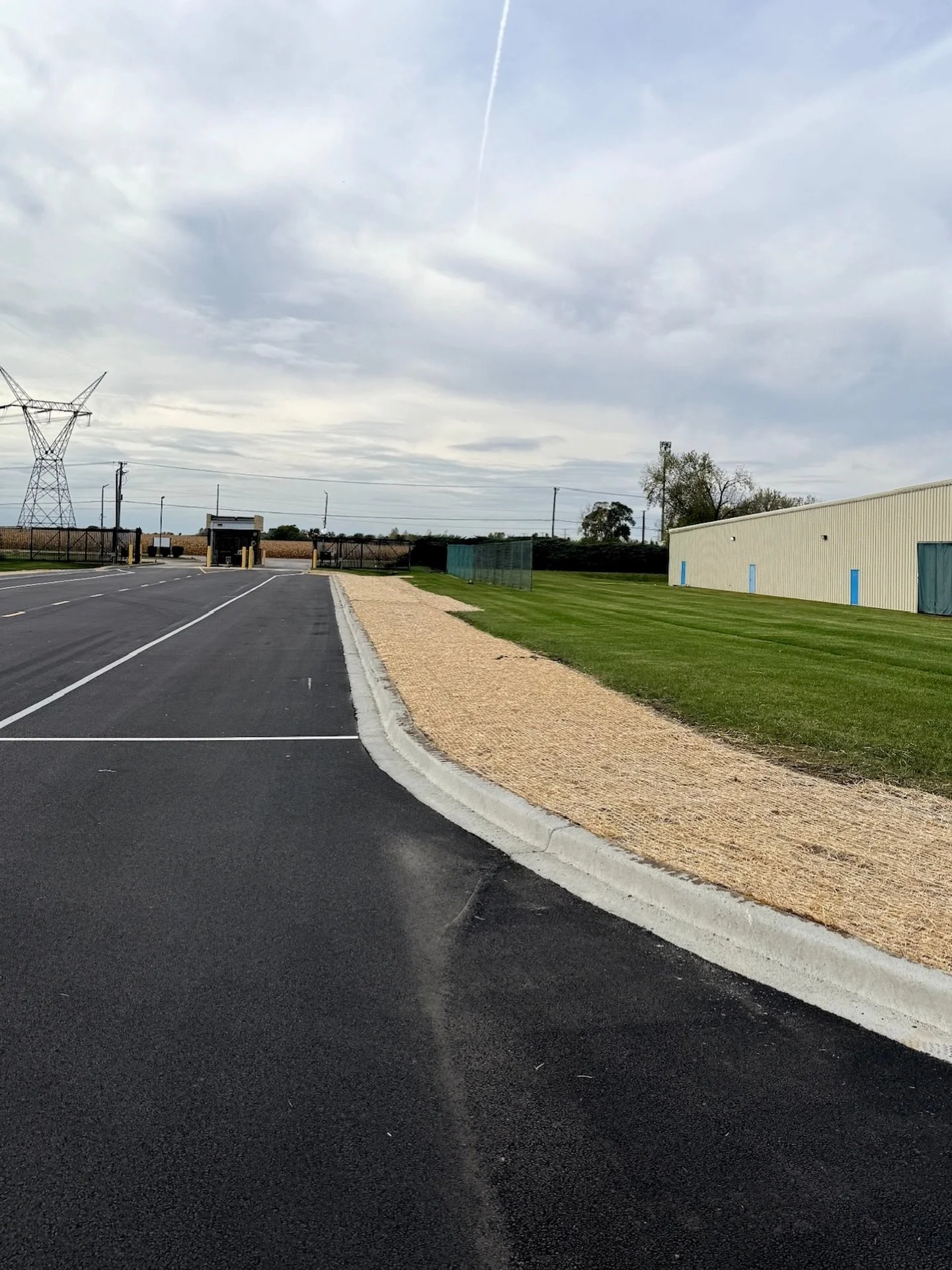 From worn to widened 🛣️

New curbs, fresh asphalt, clean finish + built to last! Looking back on this Frankfort project, done in collaboration with Schuepfer 💪🏼

#streamlinepaving #cement #asphalt #illinoisconstruction #beforeandafter