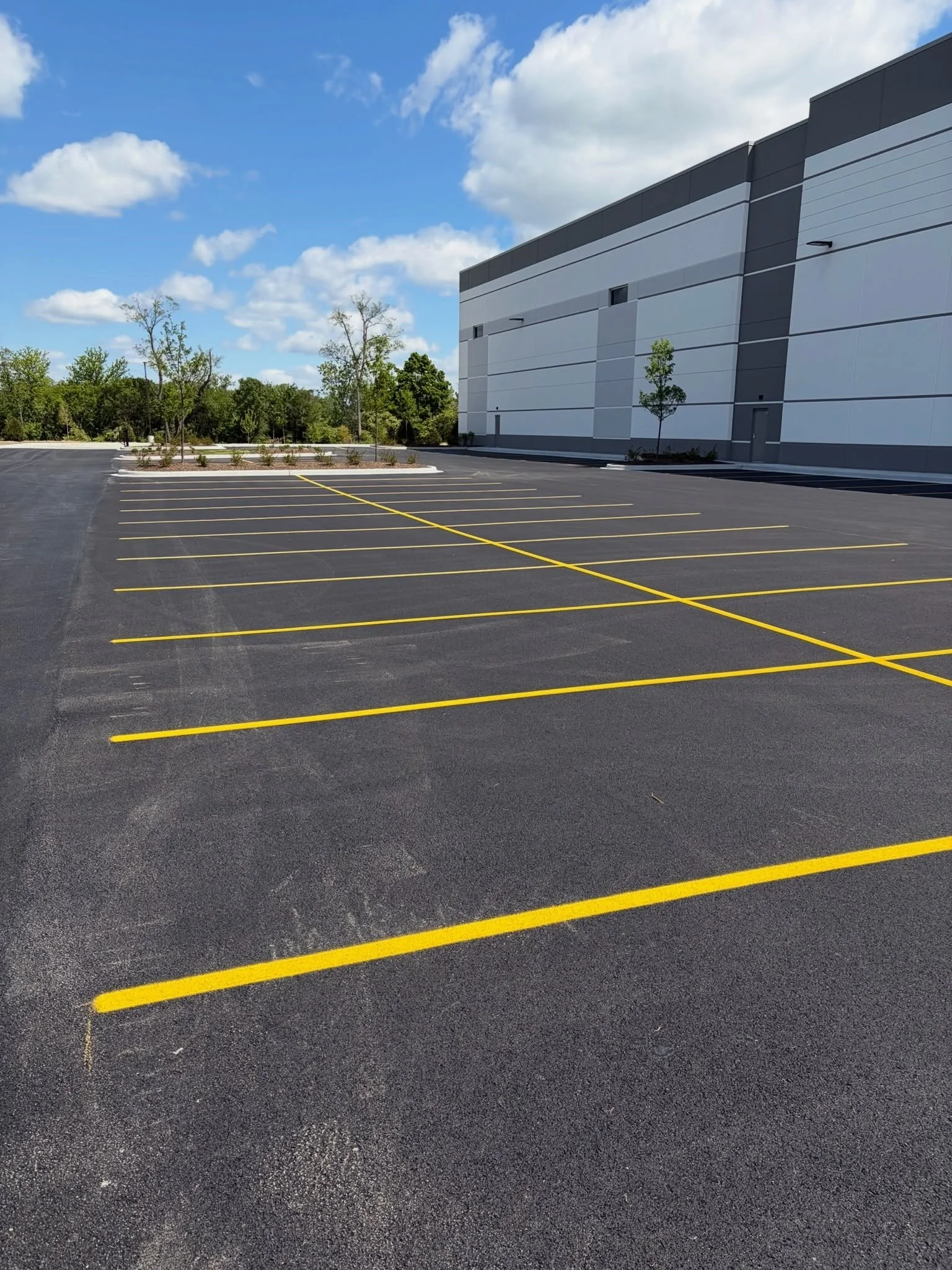 Monday reset: fresh pavement + crisp striping 💪🏼

#streamlinepaving #striping #asphalt #chicagosuburbs