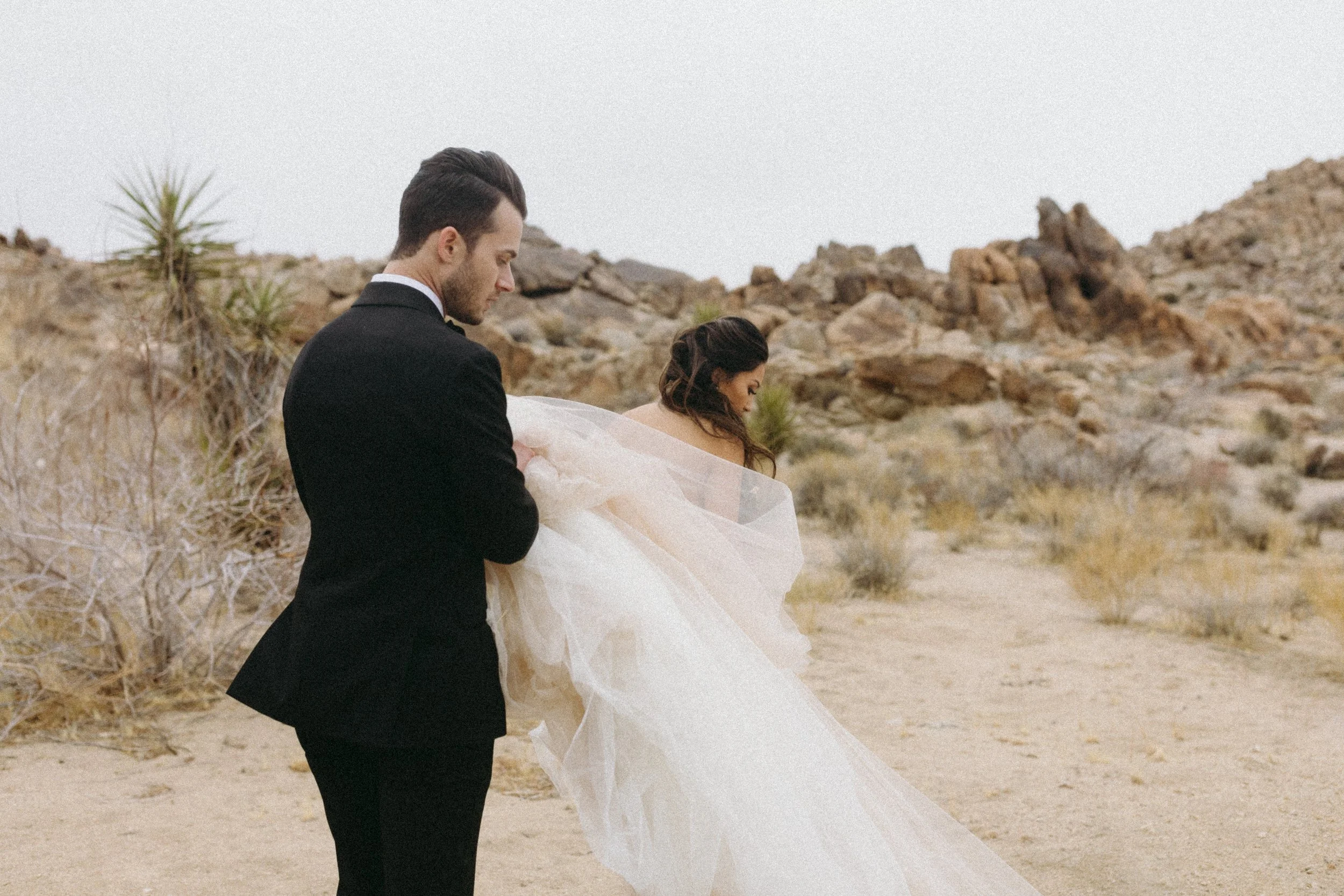 LUXURY-CALIFORNIA-WEDDING-AT-INVISIBLE-HOUSE-JOSHUA-TREE-KSP-STUDIO-ROMANTICS-11.jpg