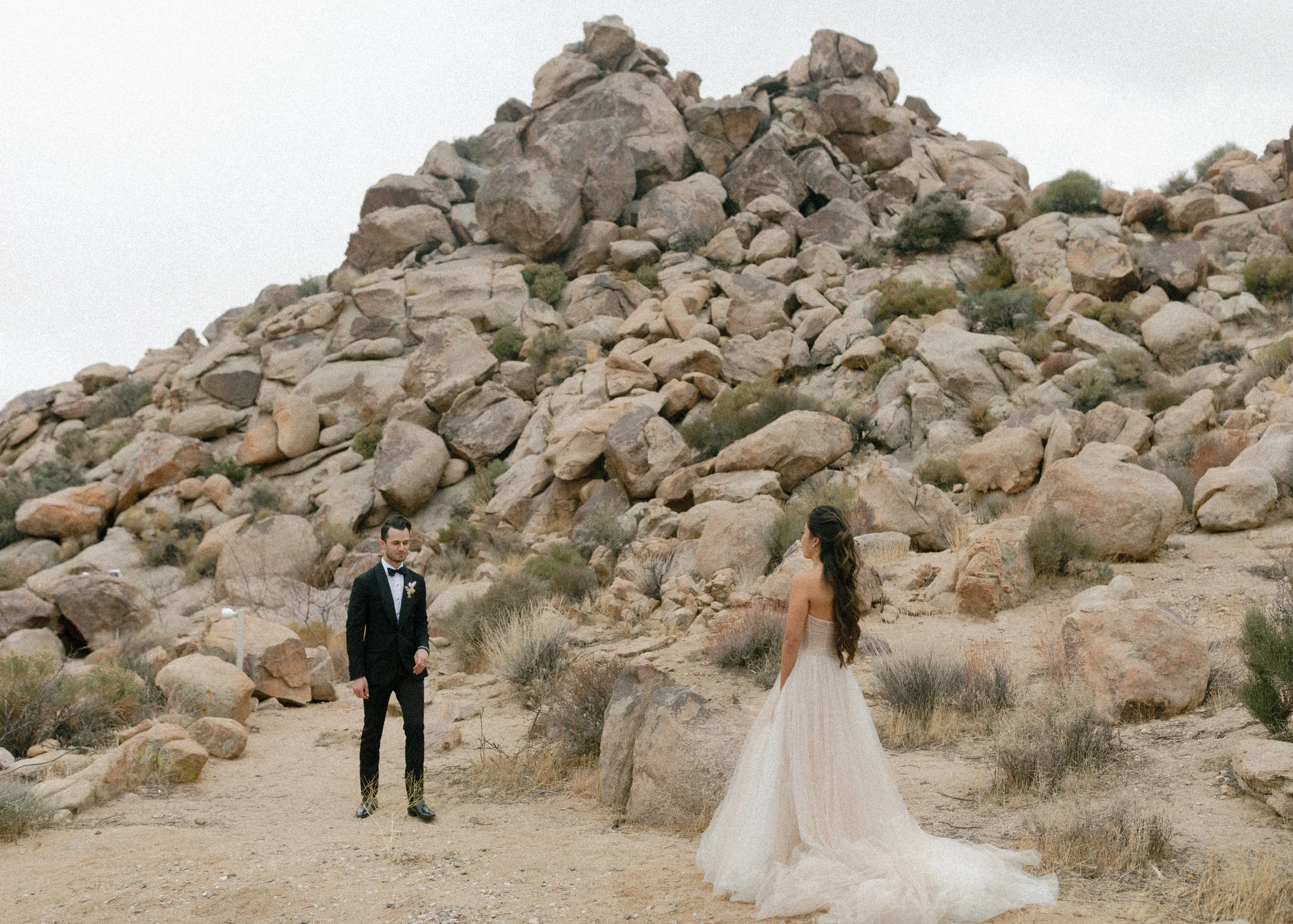 LUXURY-CALIFORNIA-WEDDING-AT-INVISIBLE-HOUSE-JOSHUA-TREE-KSP-STUDIO-ROMANTICS-6.jpg