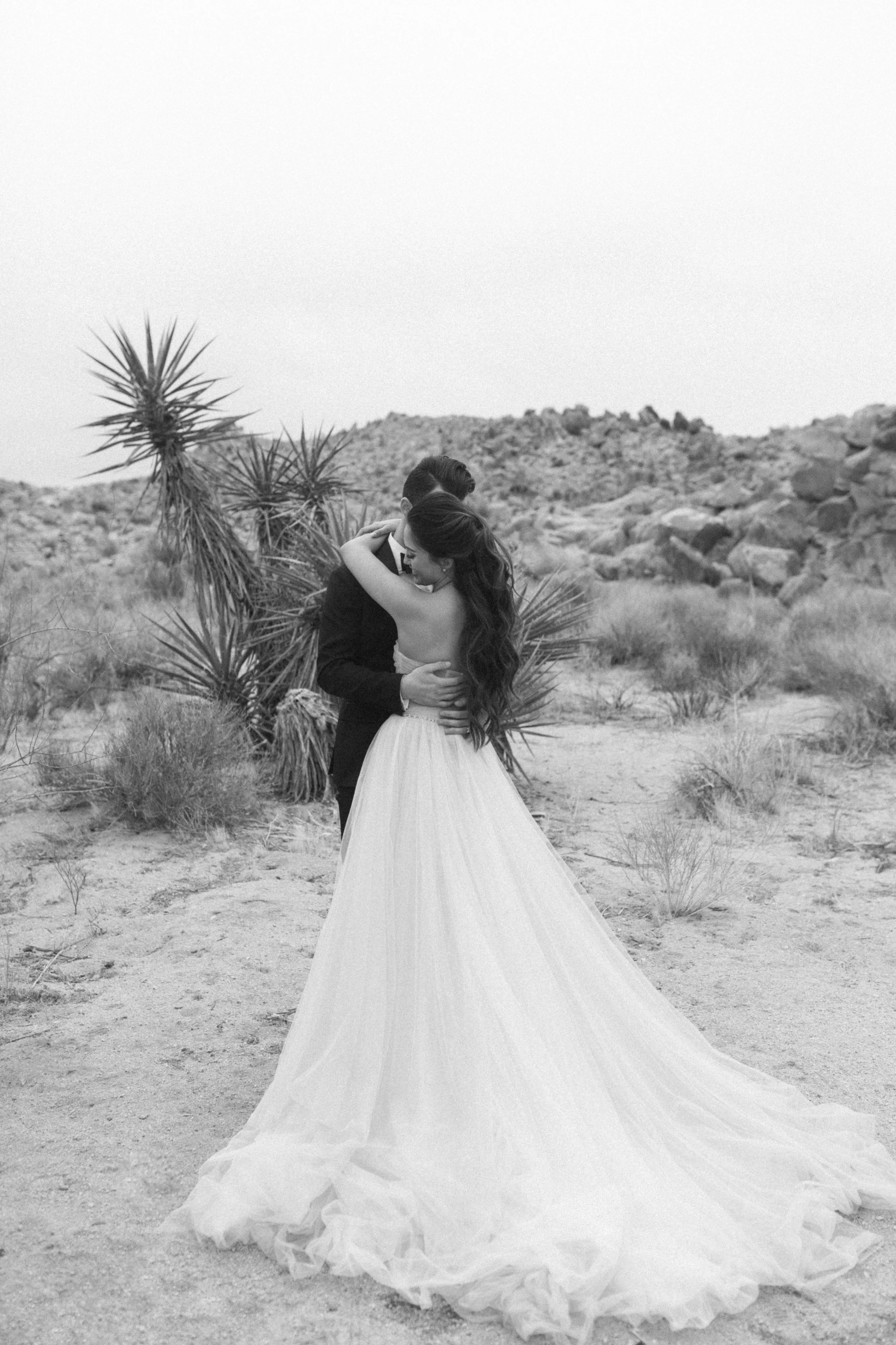 LUXURY-CALIFORNIA-WEDDING-AT-INVISIBLE-HOUSE-JOSHUA-TREE-KSP-STUDIO-ROMANTICS-14.jpg