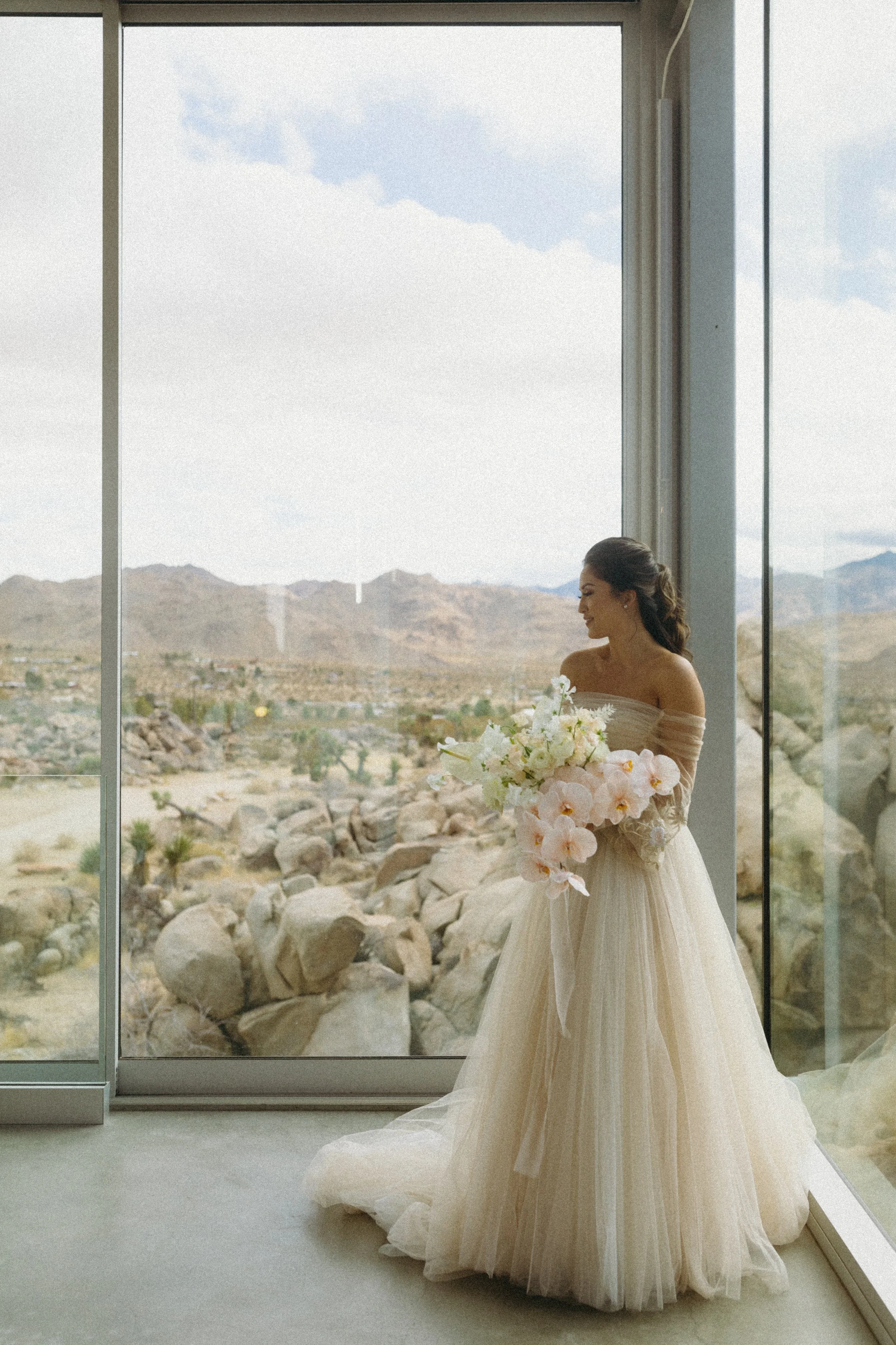 LUXURY-CALIFORNIA-WEDDING-AT-INVISIBLE-HOUSE-JOSHUA-TREE-KSP-STUDIO-PREP-29.jpg