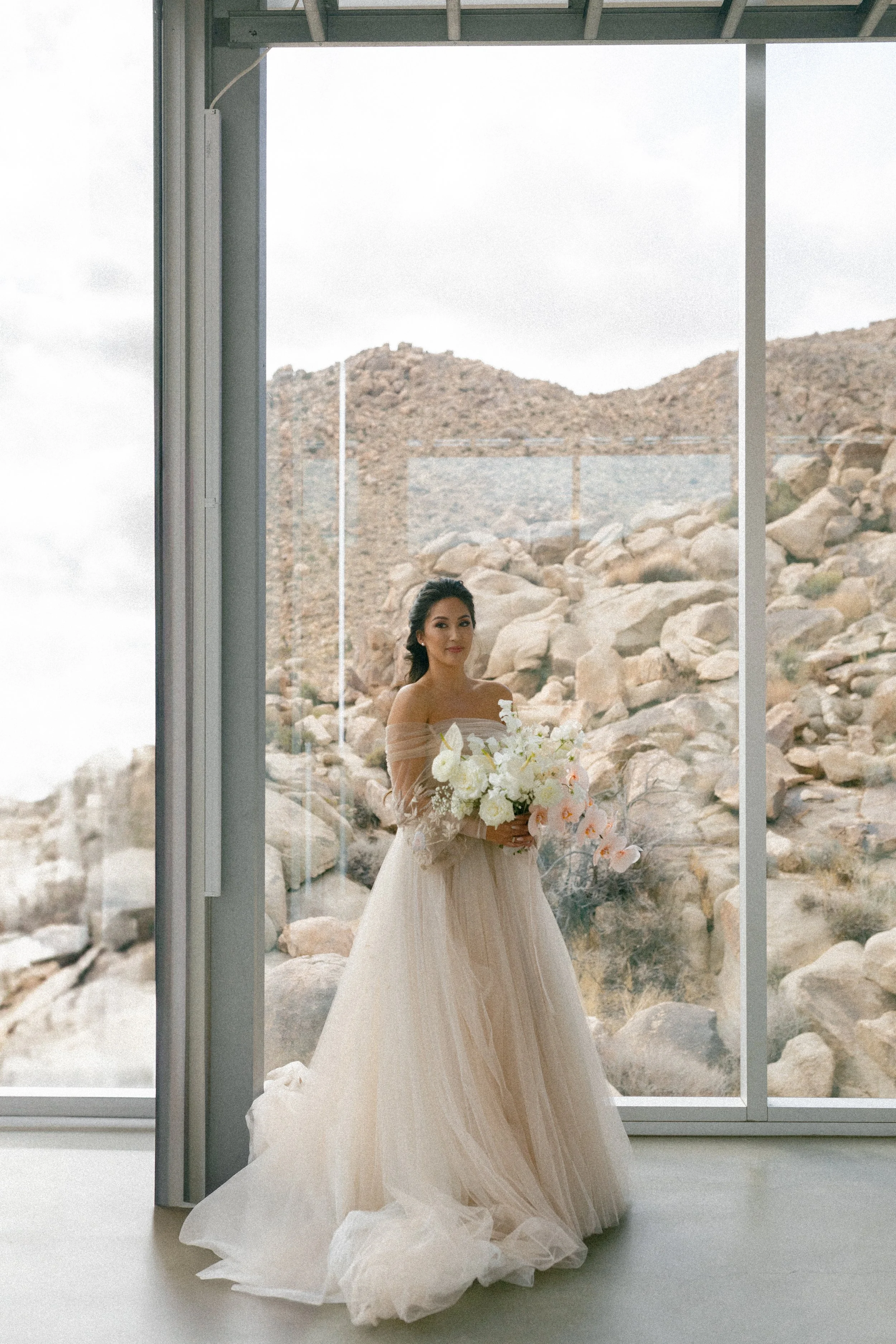 LUXURY-CALIFORNIA-WEDDING-AT-INVISIBLE-HOUSE-JOSHUA-TREE-KSP-STUDIO-PREP-31.jpg