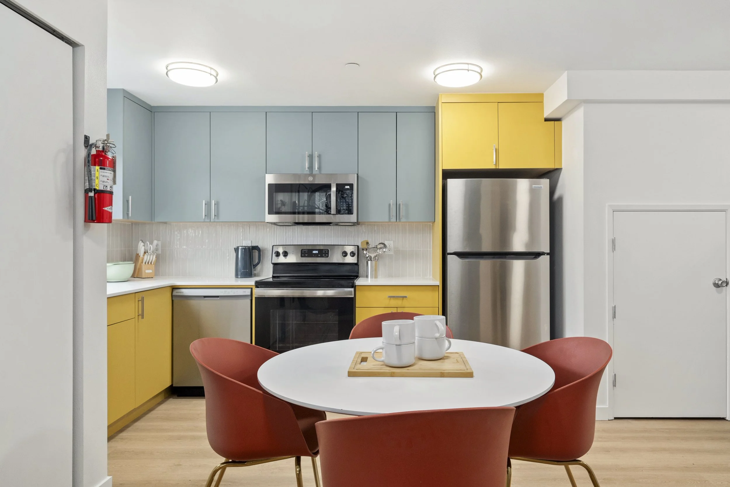 05-5612 Roosevelt Way NE BldgA-5.jpg