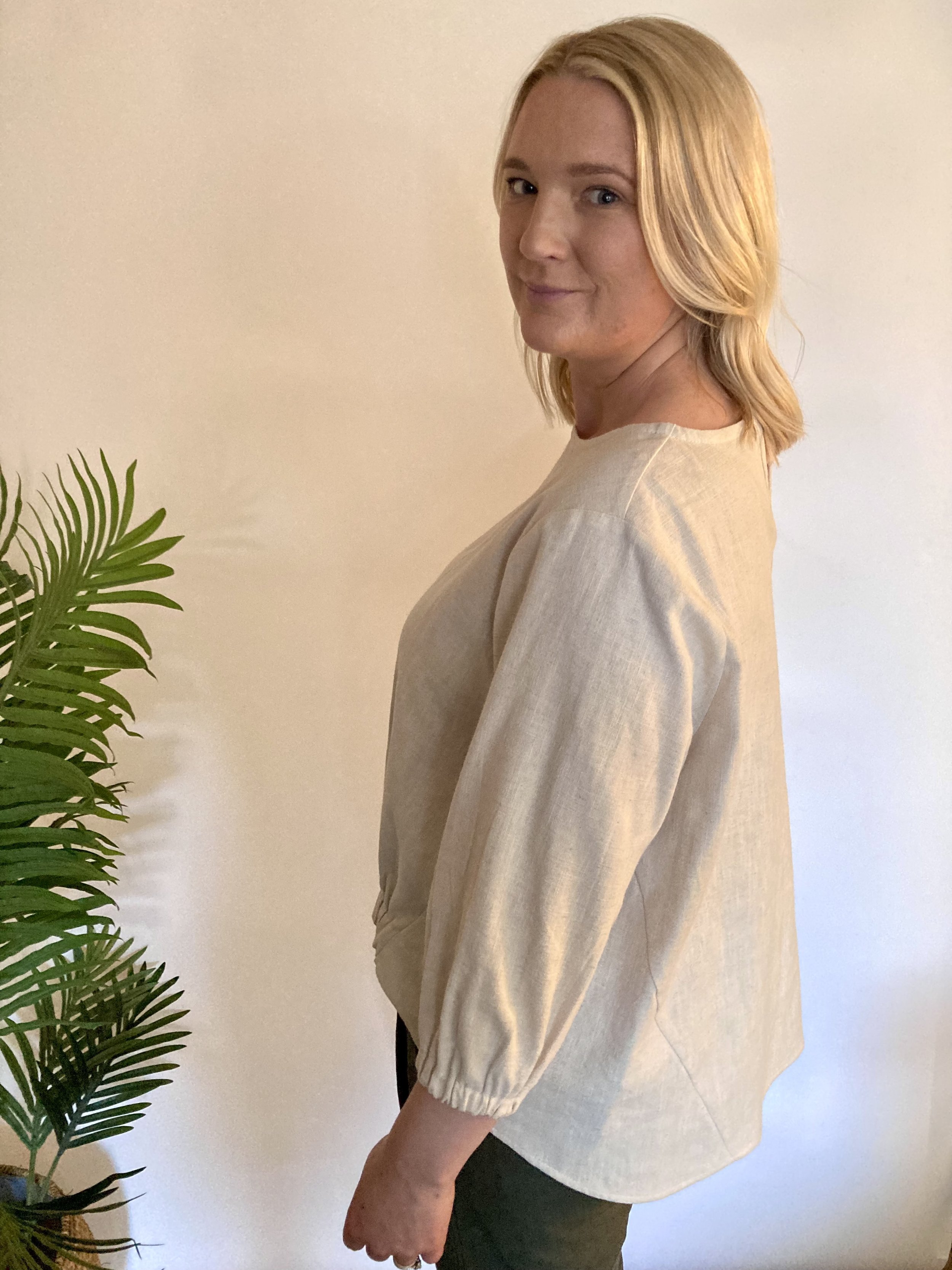 Crowd Pleaser Tail Top — Oat