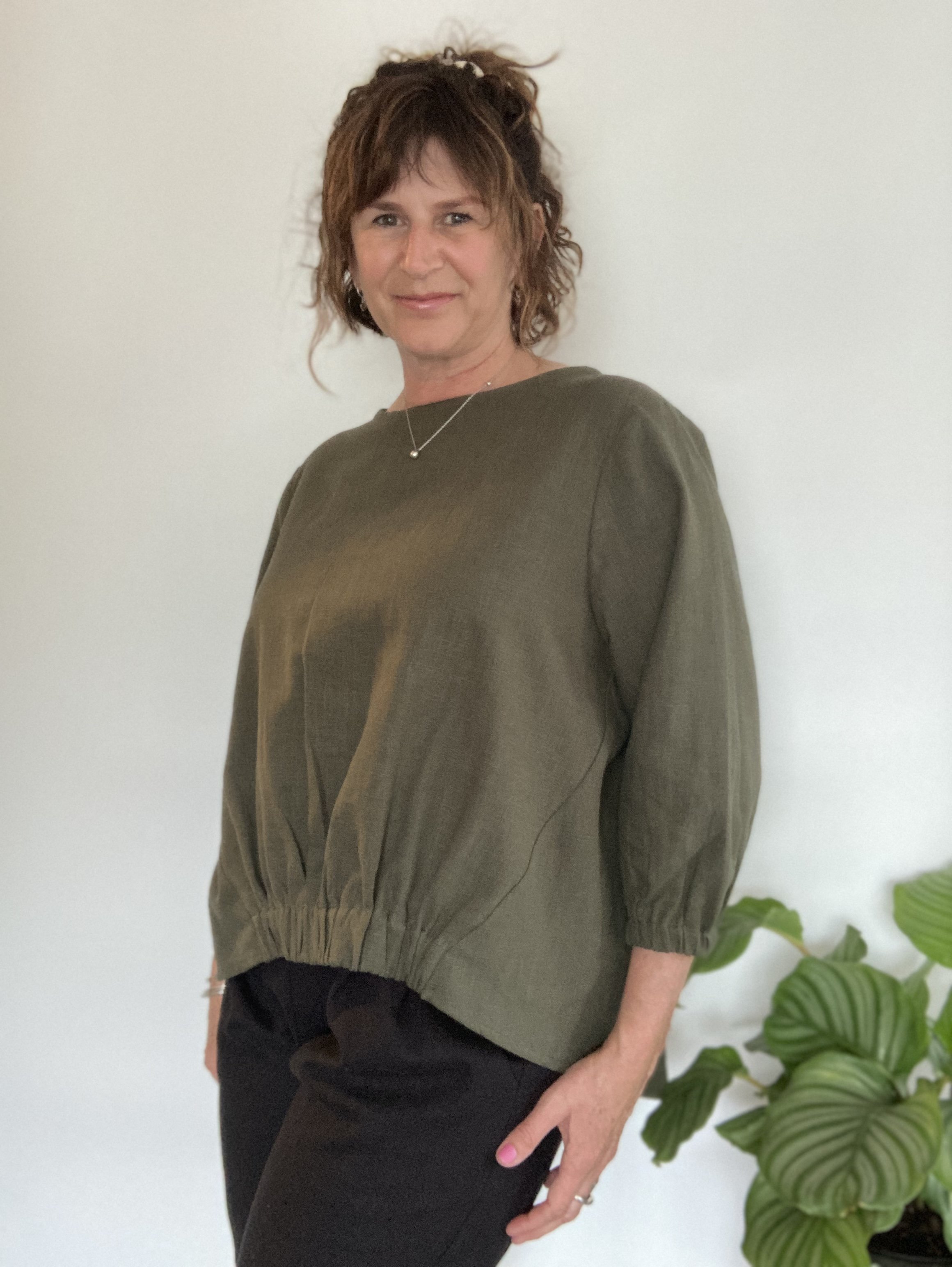 Crowd Pleaser Tail Top — Olive