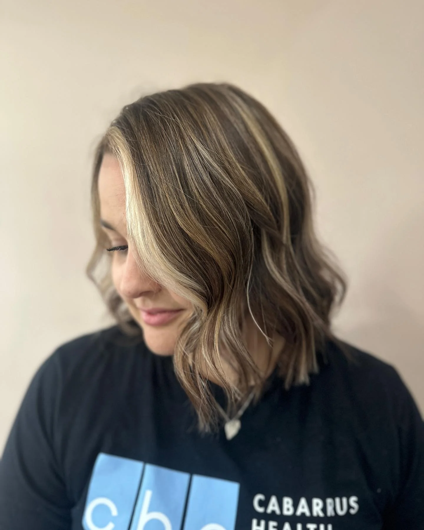 The wind calls for indoor pictures, obsessed with these teasylights 🥰 #lknhair #wella #wellahair #clthair #cltstylist #mooresville #charlotte #cornelius #huntersville #balayage #lkn #wellalife #ombre #haircolor #balayageartist #mastersofbalayage #la