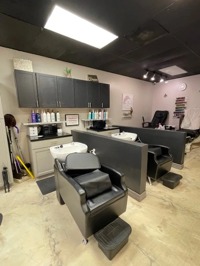 The challenge at hand was resolved with a sleek black coat on the upper cabinets and also on the partition walls between the chairs and nail station.