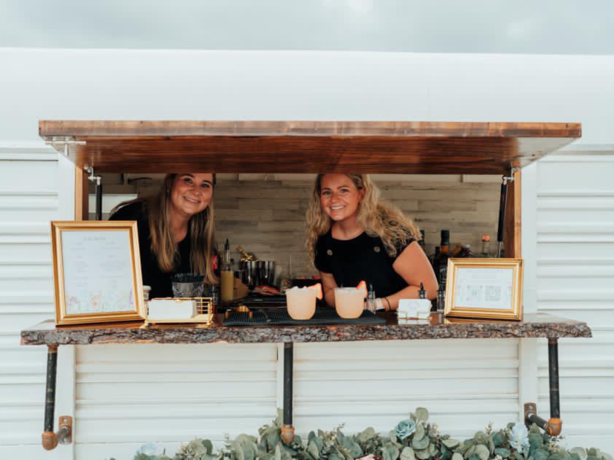 Professional wedding bartender serving cocktails at an Oklahoma wedding
