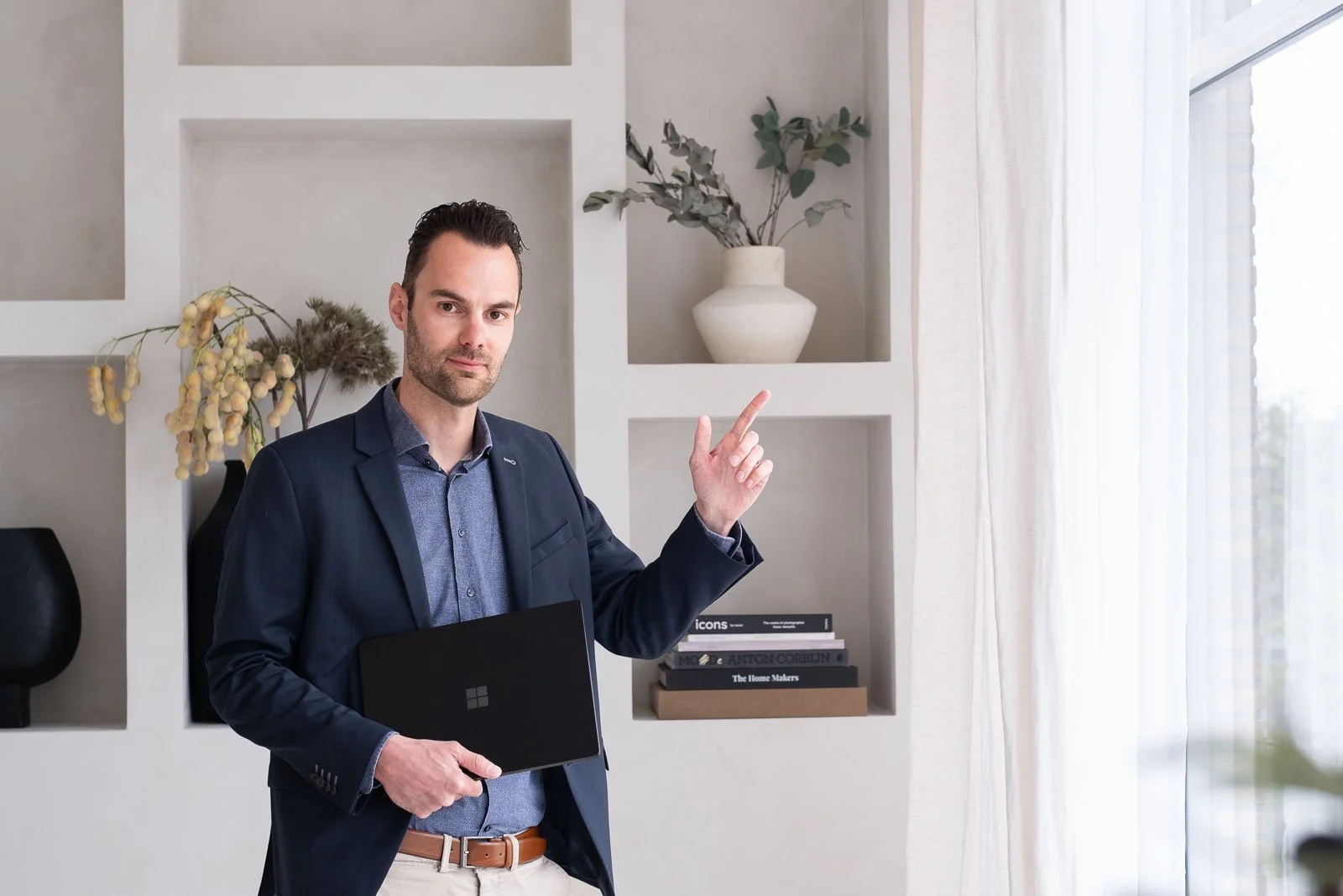 Fotostudio geposeerd in zakelijke stijl