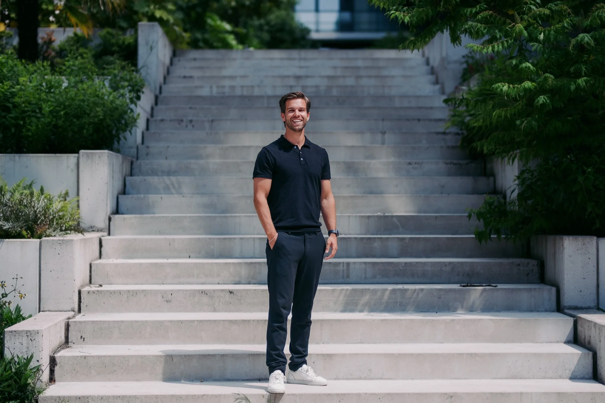 portret van jonge ondernemer staand voor een sterke positie. gefotografeerd in Amsterdam door Jeffrey Roos