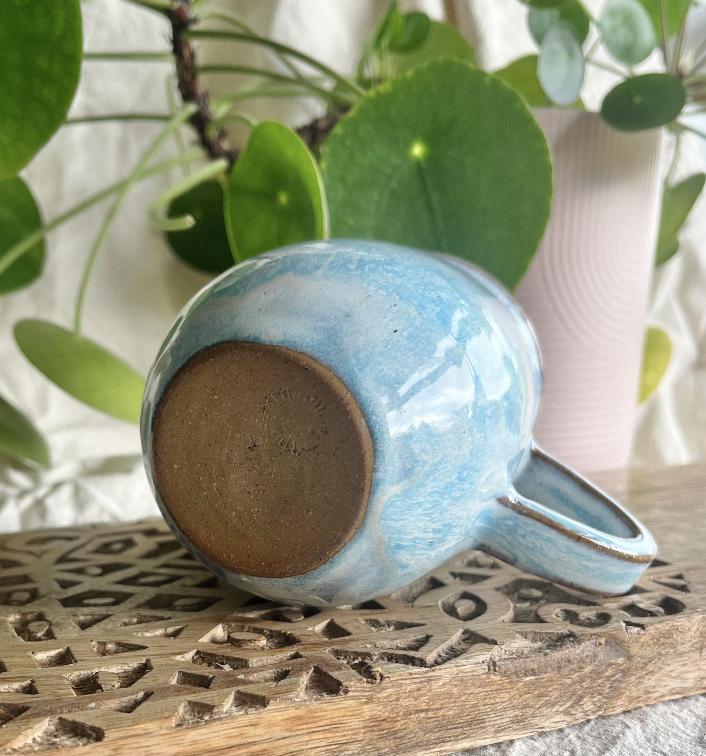 Light blue bee mug bottom view.jpeg