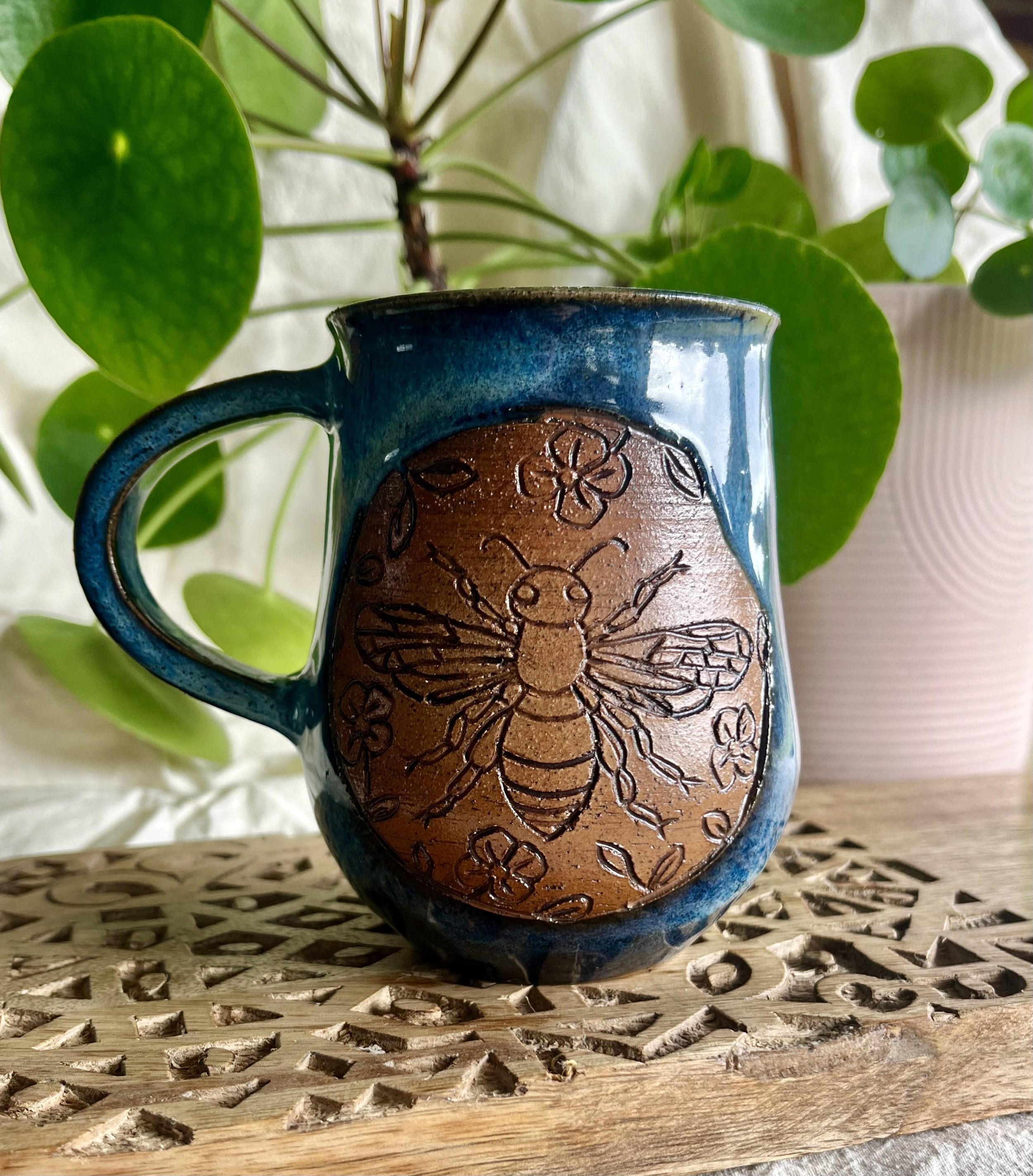 Midnight blue bee mug front view.jpeg