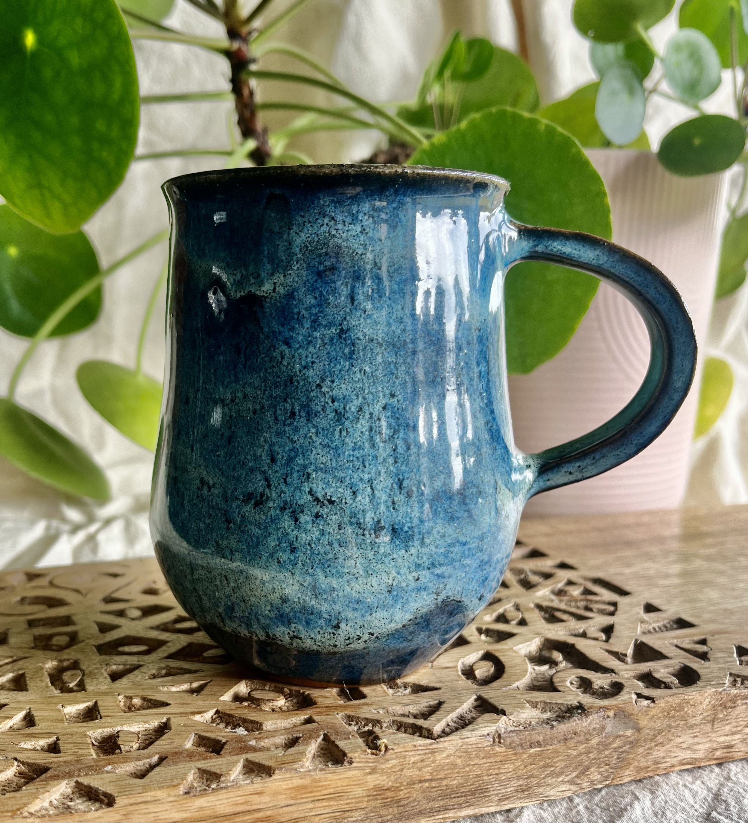 Midnight blue bee mug back view.jpeg