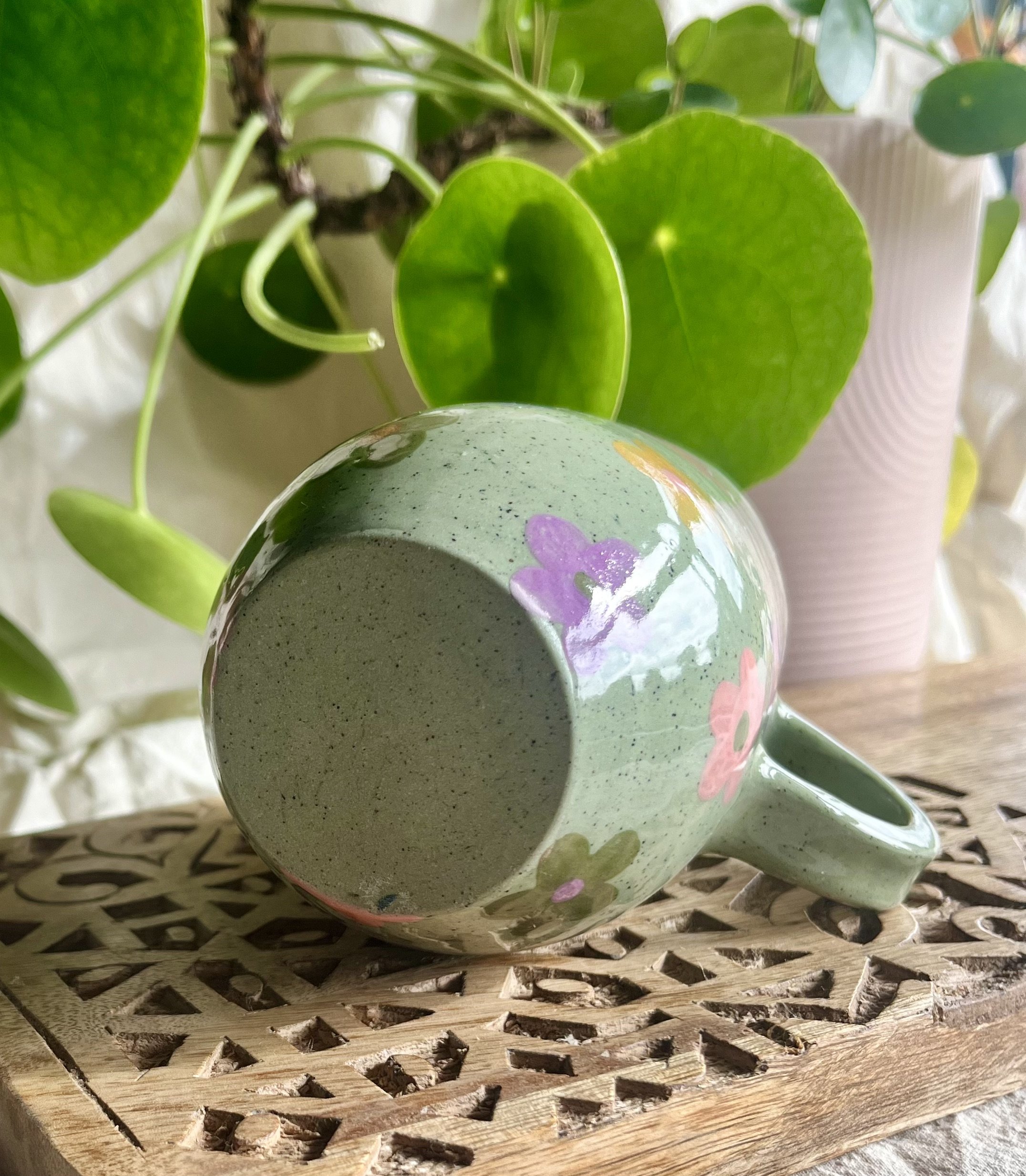 Green daisy mug bottom view.jpeg