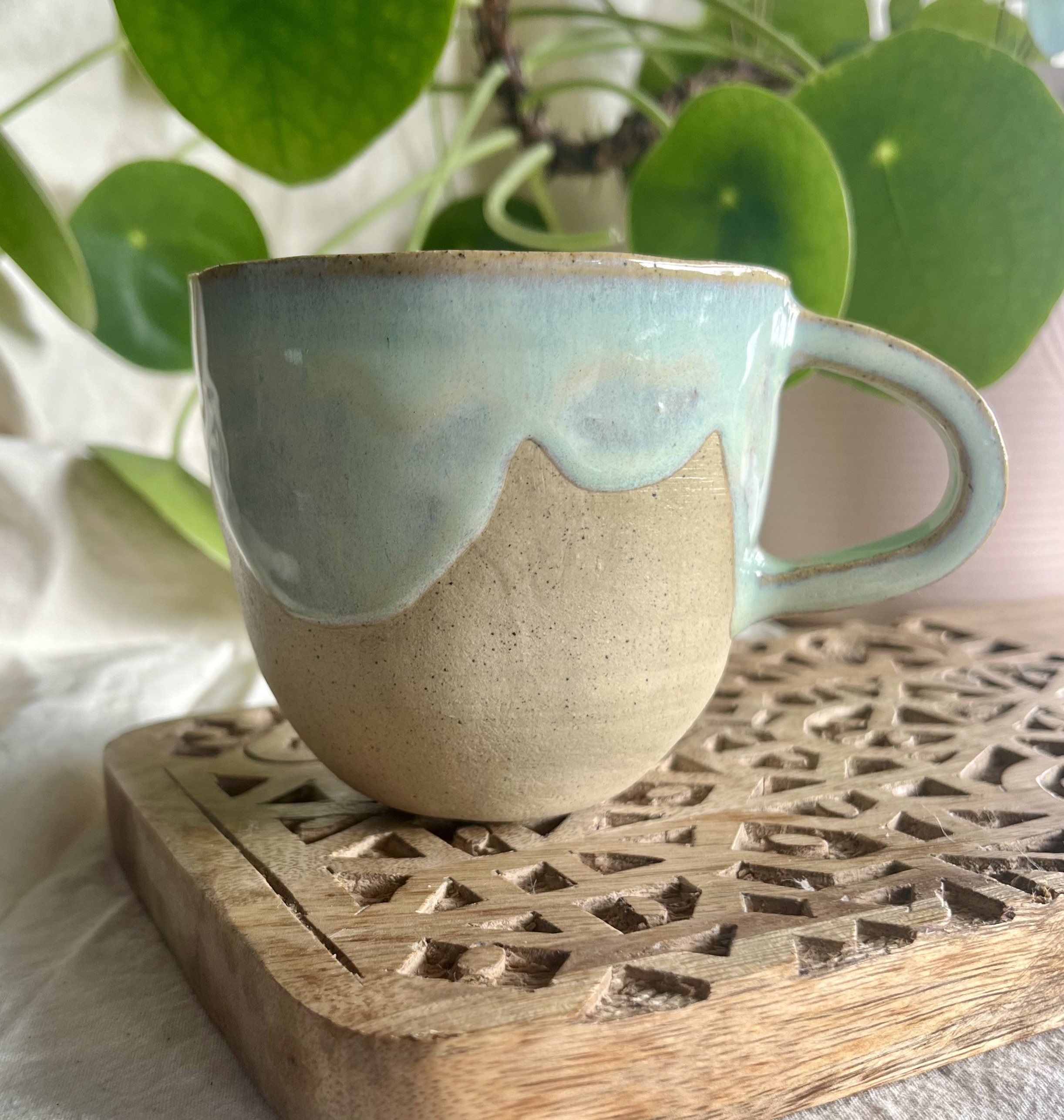 Light green scalloped mug front view 2.jpeg