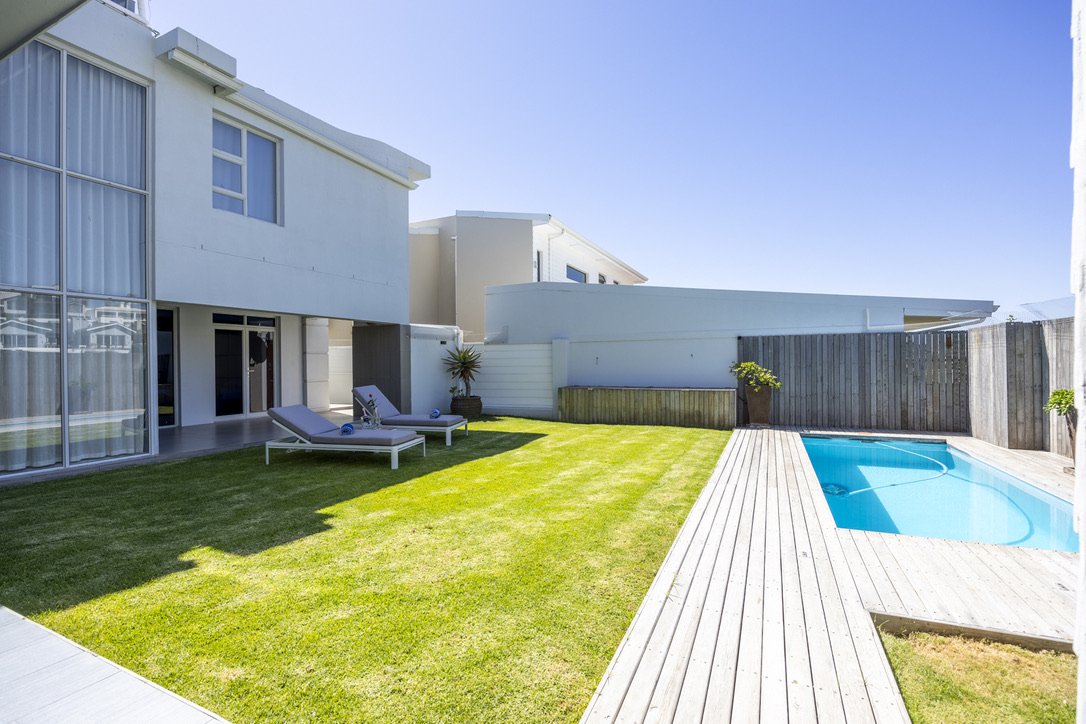Garden & pool