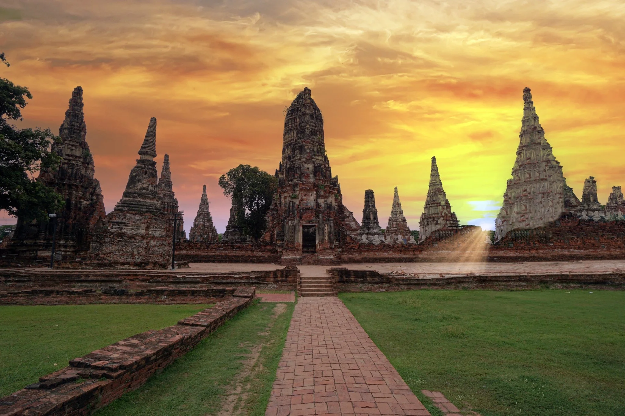 Scenic view of Khmer-style prangs at Wat Chaiwatthanaram in Ayutthaya, a popular historical day trip from Bangkok with Destinationz.